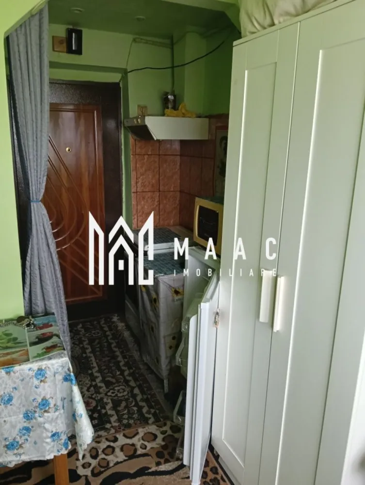 Apartament de vânzare Sibiu | Țiglari | 12 mp, decomandat - Apartament compact de vânzare în zona Țiglari din Sibiu, cu 12 mp utili și compartimentare decomandată, potrivit pentru locuire practică într-un spațiu ușor de întreținut.

Detalii proprietate:
• Suprafață utilă: 12 mp
• Suprafață construită: 15 mp
• Compartimentare: decomandat
• Etaj 4 din 4
• An construcție: 1980
• Stare interioară: bună
• Construcție finalizată
• Baie proprie
• Spațiu de gătit funcțional
• Mobilată și utilată
• Frigider și mașină de spălat incluse
• Încălzire cu convector pe gaz

Zona Țiglari din Sibiu oferă acces la mijloace de transport, magazine și alte puncte de interes, ceea ce face proprietatea ușor de integrat în rutina de zi cu zi.

Pentru mai multe detalii și programarea unei vizionări, contactați echipa MAAC Imobiliare și menționați Cod anunț CP3211863.

Conținut optimizat cu AI, aprobat de agent uman.