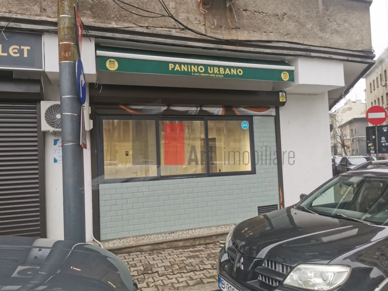 %0 Comision Spatiu comercial de inchiriat in zona Kogalniceanu/Cismigiu - Spațiu Comercial Ultracentral, Ideal Pentru HoReCa – 52 Mp Utili

Vă Prezentăm Spre Închiriere Un Spațiu Comercial Cu Poziționare Excelentă, Situat Într-O Zonă Ultracentrală, La Intersecția Unor Artere Intens Circulate Și În Apropierea Principalelor Puncte De Interes Ale Orașului. Amplasamentul Beneficiază De Trafic Pietonal Intens Și Vizibilitate Foarte Bună, Oferind Acces Facil Atât Pentru Clienți, Cât Și Pentru Activitatea De Aprovizionare.

Spațiul Dispune De O Suprafață Utilă Totală De 52 Mp, Distribuită Eficient Pe Două Niveluri:

26 Mp Utili La Parter;
26 Mp Utili La Demisol.

Parterul Beneficiază De Vitrină Stradală De Aproximativ 4 Ml, Oferind Vizibilitate Și Expunere Foarte Bună Către Zona De Trafic. Demisolul Este Complet Funcțional Și Poate Fi Utilizat Atât Pentru Activitatea De Preparare, Cât Și Pentru Depozitare, Laborator Sau Spațiu Tehnic.

Proprietatea A Funcționat Anterior Ca Unitate HoReCa, Ambele Niveluri Fiind Utilizate Pentru Prepararea Produselor Alimentare. Datorită Acestei Configurații, Viitorul Chiriaș Poate Organiza Fluxul De Lucru În Funcție De Necesitățile Propriei Activități.

Dotări Și Avantaje:

Curent Trifazic;
Apă Curentă Și Canalizare;
Grup Sanitar Propriu;
Spațiu Recent Renovat;
Finisaje De Bună Calitate;
Vitrină Stradală De 4 Ml;
Poziționare La Intersecție;
Trafic Pietonal Intens;
Posibilitate De Montare Facilă A Tubulaturii Pentru Hotă;
Zonă Destinată Depozitării Frigorifice;
Documentație Completă Pentru Funcțiunea De Spațiu Comercial;
Acces Facil Pentru Aprovizionare Și Operare Zilnică.

Lipsa Racordului La Gaze Naturale Este Compensată De Existența Curentului Trifazic, Ceea Ce Permite Utilizarea Echipamentelor Profesionale Electrice Necesare Activităților De Alimentație Publică.

Datorită Poziției Centrale Și Configurației Eficiente, Spațiul Este Recomandat Pentru Fast-Food, Takeaway, Livrare, Bucătărie De Producție, Laborator De Cofetărie Sau Patiserie, Cafenea, Bistro, Gelaterie, Dark Kitchen, Catering Sau Alte Activități Din Domeniul HoReCa.

Poziționarea Ultracentrală, Amplasarea La Intersecție, Traficul Pietonal Intens, Istoricul Comercial Al Spațiului Și Posibilitatea De Amenajare Rapidă Transformă Această Proprietate Într-O Oportunitate Excelentă Pentru Operatorii Din Domeniul Alimentației Publice Care Își Doresc O Locație Cu Vizibilitate Ridicată, Eficientă Și Pregătită Pentru Desfășurarea Activității.