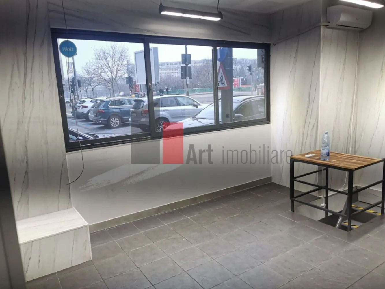 %0 Comision Spatiu comercial de inchiriat in zona Kogalniceanu/Cismigiu - Spațiu Comercial Ultracentral, Ideal Pentru HoReCa – 52 Mp Utili

Vă Prezentăm Spre Închiriere Un Spațiu Comercial Cu Poziționare Excelentă, Situat Într-O Zonă Ultracentrală, La Intersecția Unor Artere Intens Circulate Și În Apropierea Principalelor Puncte De Interes Ale Orașului. Amplasamentul Beneficiază De Trafic Pietonal Intens Și Vizibilitate Foarte Bună, Oferind Acces Facil Atât Pentru Clienți, Cât Și Pentru Activitatea De Aprovizionare.

Spațiul Dispune De O Suprafață Utilă Totală De 52 Mp, Distribuită Eficient Pe Două Niveluri:

26 Mp Utili La Parter;
26 Mp Utili La Demisol.

Parterul Beneficiază De Vitrină Stradală De Aproximativ 4 Ml, Oferind Vizibilitate Și Expunere Foarte Bună Către Zona De Trafic. Demisolul Este Complet Funcțional Și Poate Fi Utilizat Atât Pentru Activitatea De Preparare, Cât Și Pentru Depozitare, Laborator Sau Spațiu Tehnic.

Proprietatea A Funcționat Anterior Ca Unitate HoReCa, Ambele Niveluri Fiind Utilizate Pentru Prepararea Produselor Alimentare. Datorită Acestei Configurații, Viitorul Chiriaș Poate Organiza Fluxul De Lucru În Funcție De Necesitățile Propriei Activități.

Dotări Și Avantaje:

Curent Trifazic;
Apă Curentă Și Canalizare;
Grup Sanitar Propriu;
Spațiu Recent Renovat;
Finisaje De Bună Calitate;
Vitrină Stradală De 4 Ml;
Poziționare La Intersecție;
Trafic Pietonal Intens;
Posibilitate De Montare Facilă A Tubulaturii Pentru Hotă;
Zonă Destinată Depozitării Frigorifice;
Documentație Completă Pentru Funcțiunea De Spațiu Comercial;
Acces Facil Pentru Aprovizionare Și Operare Zilnică.

Lipsa Racordului La Gaze Naturale Este Compensată De Existența Curentului Trifazic, Ceea Ce Permite Utilizarea Echipamentelor Profesionale Electrice Necesare Activităților De Alimentație Publică.

Datorită Poziției Centrale Și Configurației Eficiente, Spațiul Este Recomandat Pentru Fast-Food, Takeaway, Livrare, Bucătărie De Producție, Laborator De Cofetărie Sau Patiserie, Cafenea, Bistro, Gelaterie, Dark Kitchen, Catering Sau Alte Activități Din Domeniul HoReCa.

Poziționarea Ultracentrală, Amplasarea La Intersecție, Traficul Pietonal Intens, Istoricul Comercial Al Spațiului Și Posibilitatea De Amenajare Rapidă Transformă Această Proprietate Într-O Oportunitate Excelentă Pentru Operatorii Din Domeniul Alimentației Publice Care Își Doresc O Locație Cu Vizibilitate Ridicată, Eficientă Și Pregătită Pentru Desfășurarea Activității.
