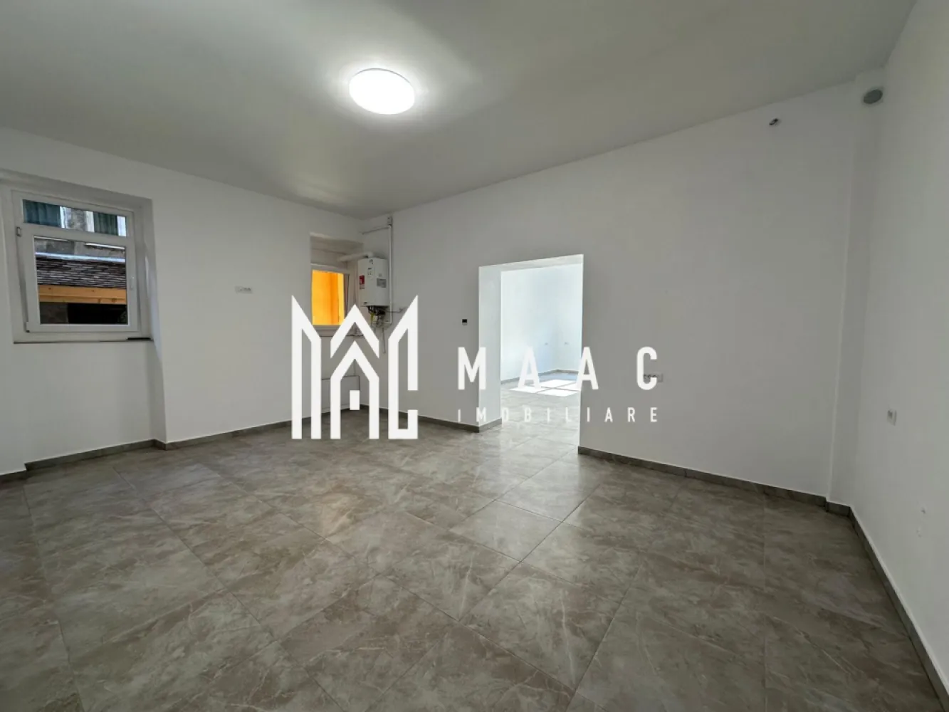 Spațiu comercial | Central, Sibiu | 81mp, parter, renovat - Spațiu comercial de vânzare în zona Centrală din Sibiu, cu 41,3 mp utili, amplasat la parter, cu acces direct din stradă și vizibilitate foarte bună pentru activitatea ta.

Detalii proprietate:
• Suprafață utilă: 81 mp
• Configurație cu 2 încăperi și 1 baie
• Amplasare la parter
• Clădire cu regim de înălțime P
• An construcție: 2025
• Spațiul este renovat complet și pregătit pentru utilizare imediată
• Acces direct din stradă și expunere bună către zonă circulată

Poziționarea în zona Centrală din Sibiu oferă acces facil pentru clienți și vizibilitate excelentă pentru activități comerciale, într-un cadru potrivit pentru operare rapidă și prezență la stradă.

Contactați-ne pentru informații suplimentare și pentru programarea unei vizionări. Cod anunț CP3213102.

Conținut optimizat cu AI, aprobat de agent uman.