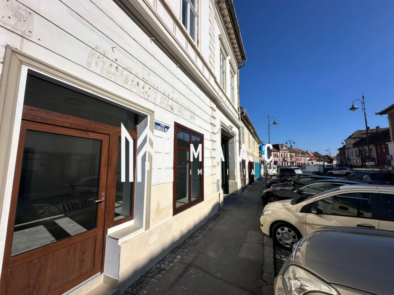 Spațiu comercial | Central, Sibiu | 81mp, parter, renovat - Spațiu comercial de vânzare în zona Centrală din Sibiu, cu 41,3 mp utili, amplasat la parter, cu acces direct din stradă și vizibilitate foarte bună pentru activitatea ta.

Detalii proprietate:
• Suprafață utilă: 81 mp
• Configurație cu 2 încăperi și 1 baie
• Amplasare la parter
• Clădire cu regim de înălțime P
• An construcție: 2025
• Spațiul este renovat complet și pregătit pentru utilizare imediată
• Acces direct din stradă și expunere bună către zonă circulată

Poziționarea în zona Centrală din Sibiu oferă acces facil pentru clienți și vizibilitate excelentă pentru activități comerciale, într-un cadru potrivit pentru operare rapidă și prezență la stradă.

Contactați-ne pentru informații suplimentare și pentru programarea unei vizionări. Cod anunț CP3213102.

Conținut optimizat cu AI, aprobat de agent uman.