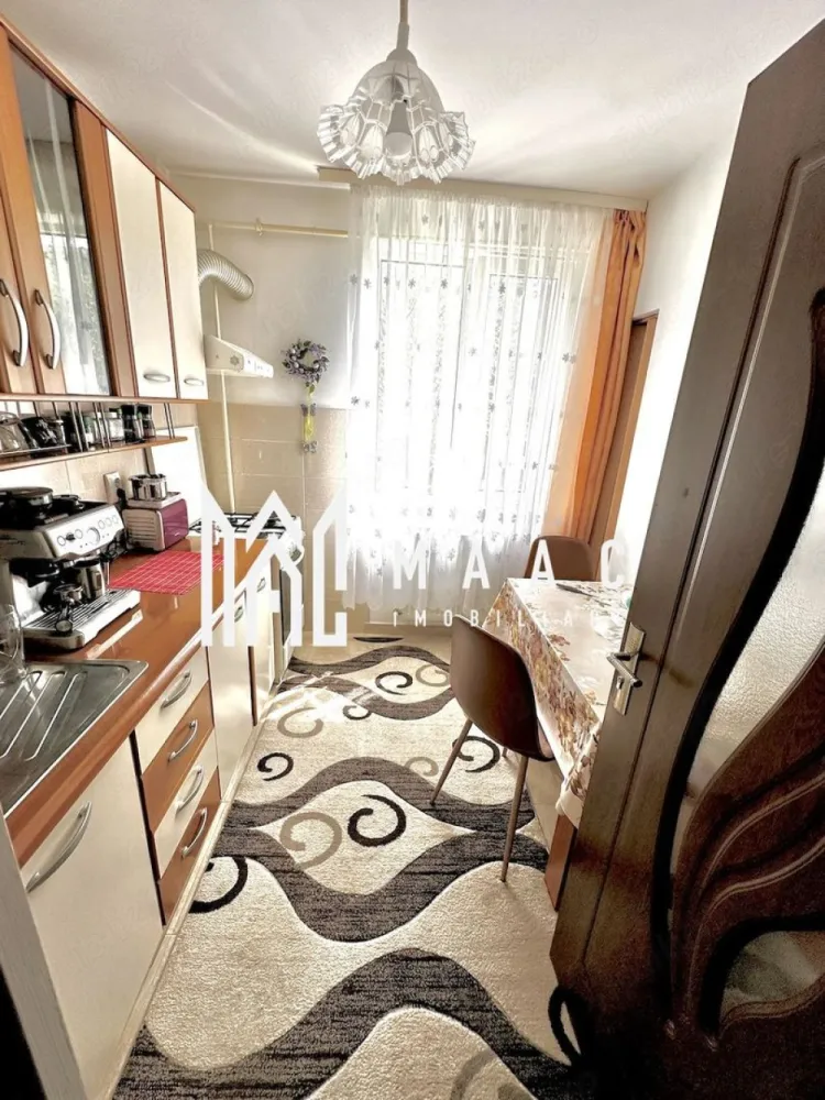 Apartament 2 camere decomandat | 1 Mai, Râmnicu Vâlcea | 47 mp, etaj 1 - Apartament cu 2 camere decomandat în zona 1 Mai din Râmnicu Vâlcea, la etajul 1 din 4, renovat, mobilat și utilat, potrivit pentru mutare imediată.

Detalii proprietate:
• Suprafață utilă: 47 mp
• Suprafață construită: 56,4 mp
• Compartimentare: decomandat
• Etaj 1 din 4
• 1 baie, 1 bucătărie, 1 balcon
• An construcție: 1970
• Stare interioară: renovat
• Bloc finalizat, structură din cărămidă
• Se vinde mobilat și utilat
• Centrală termică proprie

Zonă și acces:
Proprietatea este amplasată în zona 1 Mai, cu acces rapid către Centrul Civic, la aproximativ 8 minute de mers pe jos. Lidl, centrul comercial, stațiile de transport în comun, restaurantele, cafenelele, școlile și grădinițele sunt la câteva minute, iar zona beneficiază de spații verzi amenajate, alei pietonale reabilitate și iluminat public nou.

Pentru detalii suplimentare și programarea unei vizionări, contactați echipa MAAC Imobiliare și menționați Cod anunț CP3213288.

Conținut optimizat cu AI, aprobat de agent uman.