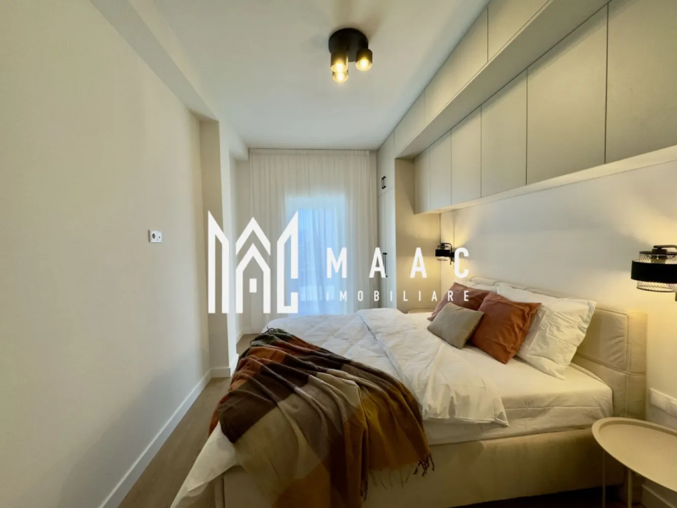 Apartament 1 camera | DaVinci, Cristian | 46 mp, etaj 1 - Apartament cu 1 camera în Cartierul DaVinci, Cristian, situat la etajul 1 al unui imobil finalizat în 2025, potrivit pentru cei care caută o locuință nouă, cu balcon și loc de parcare.

Detalii proprietate:
• Suprafață utilă: 46 mp
• Compartimentare: living cu bucătărie open-space, dormitor, baie și balcon de 3,4 mp
• Etaj 1 din 2
• 1 baie, 1 bucătărie, 1 dormitor
• Apartament finalizat, cu predare la stadiul de alb
• Posibilitate de predare la cheie, în funcție de preferințe
• 1 loc de parcare
• Orientare Sud-Est
• Construcție din 2025

Cartierul DaVinci este un ansamblu rezidențial modern, remarcat prin arhitectura contemporană, spațiile verzi generoase și accesul facil către principalele puncte de interes din zonă. Poziționarea apartamentului într-un cartier nou oferă un cadru bine organizat și un plus de confort pentru viața de zi cu zi.

Exista posibilitatea separarii zonei de dormitor de zona de living.

Pentru detalii suplimentare și programarea unei vizionări, contactați echipa MAAC Imobiliare și menționați Cod anunț CP3213508.

Conținut optimizat cu AI, aprobat de agent uman.