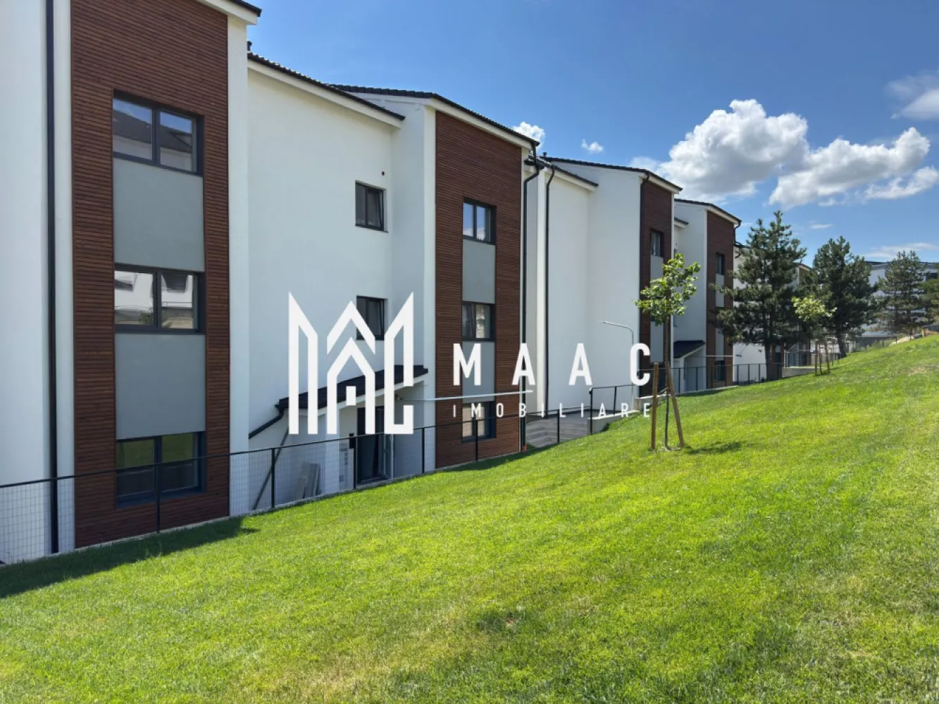 Apartament 1 camera | DaVinci, Cristian | 46 mp, etaj 1 - Apartament cu 1 camera în Cartierul DaVinci, Cristian, situat la etajul 1 al unui imobil finalizat în 2025, potrivit pentru cei care caută o locuință nouă, cu balcon și loc de parcare.

Detalii proprietate:
• Suprafață utilă: 46 mp
• Compartimentare: living cu bucătărie open-space, dormitor, baie și balcon de 3,4 mp
• Etaj 1 din 2
• 1 baie, 1 bucătărie, 1 dormitor
• Apartament finalizat, cu predare la stadiul de alb
• Posibilitate de predare la cheie, în funcție de preferințe
• 1 loc de parcare
• Orientare Sud-Est
• Construcție din 2025

Cartierul DaVinci este un ansamblu rezidențial modern, remarcat prin arhitectura contemporană, spațiile verzi generoase și accesul facil către principalele puncte de interes din zonă. Poziționarea apartamentului într-un cartier nou oferă un cadru bine organizat și un plus de confort pentru viața de zi cu zi.

Exista posibilitatea separarii zonei de dormitor de zona de living.

Pentru detalii suplimentare și programarea unei vizionări, contactați echipa MAAC Imobiliare și menționați Cod anunț CP3213508.

Conținut optimizat cu AI, aprobat de agent uman.
