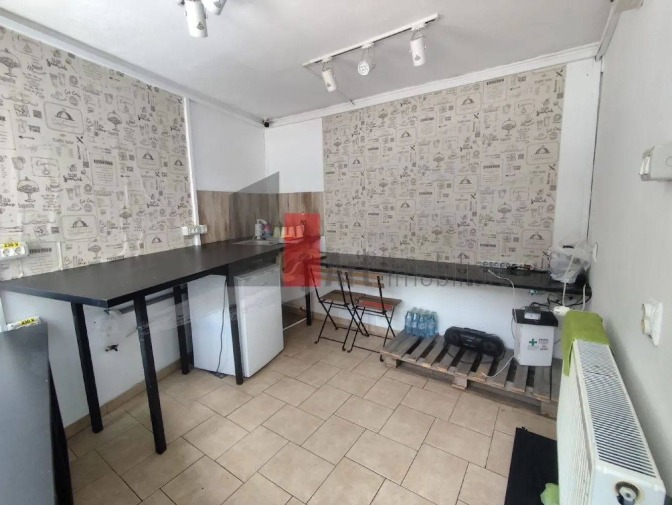 Spatiu comercial de inchiriat in zona Basarabia/Titan - Spațiu comercial cu terasă boemă și vad format – ideal pentru cafenea, bistro sau activități comerciale diverse

Vă prezentăm spre închiriere un spațiu comercial cochet și versatil, cu o suprafață totală de aproximativ 20 mp, situat într-o zonă liniștită, printre străduțe cu farmec și atmosferă de cartier. Proprietatea se remarcă prin caracterul său aparte și prin terasa exterioară, care oferă un cadru plăcut și relaxant atât pentru clienți, cât și pentru viitorul operator.

Spațiul este compus dintr-o zonă interioară de aproximativ 8,3 mp, destinată activităților de preparare, desfacere sau lucru, completată de o terasă deschisă și curte proprie de aproximativ 11,1 mp. Suprafața exterioară transformă locația într-un spațiu cu adevărat special, oferind posibilitatea amenajării unei zone de servire într-un cadru intim și boem.

De asemenea, există posibilitatea amplasării unei măsuțe și în fața spațiului, sporind astfel confortul clienților și vizibilitatea comercială.

Spațiul beneficiază de o deschidere stradală de aproximativ 7 metri liniari și o vitrină de aproximativ 3 metri liniari, oferind expunere bună și vizibilitate pentru activitatea desfășurată.

Caracteristici principale:

Suprafață totală: aproximativ 20 mp;
Spațiu interior: aproximativ 8,3 mp;
Terasă și curte proprie: aproximativ 11,1 mp;
Deschidere stradală: aproximativ 7 ml;
Vitrină: aproximativ 3 ml;
Posibilitate de amplasare masă în fața spațiului;
Vad comercial deja format;
Potrivit pentru diverse activități comerciale și de servicii.

Utilități:

Curent electric;
Gaz natural;
Apă și canalizare.

Un avantaj important al proprietății îl reprezintă istoricul său comercial. În ultimii ani, spațiul a funcționat exclusiv ca și cafenea, beneficiind astfel de un vad deja creat și de recunoaștere în rândul clienților din zonă.

Datorită configurației sale, spațiul este potrivit pentru cafenea de specialitate, coffee-to-go, bistro, gelaterie, florărie, atelier creativ, showroom, mic magazin de proximitate sau alte activități comerciale care caută o locație cu personalitate și atmosferă aparte.

Dacă sunteți în căutarea unui spațiu mic ca suprafață, dar mare prin potențial și farmec, această proprietate poate reprezenta alegerea ideală pentru viitoarea dumneavoastră afacere.

Condiții de închiriere: chirie lunară și garanție.

Se percepe comision.

Pentru detalii suplimentare și programarea unei vizionări, vă stăm la dispoziție.