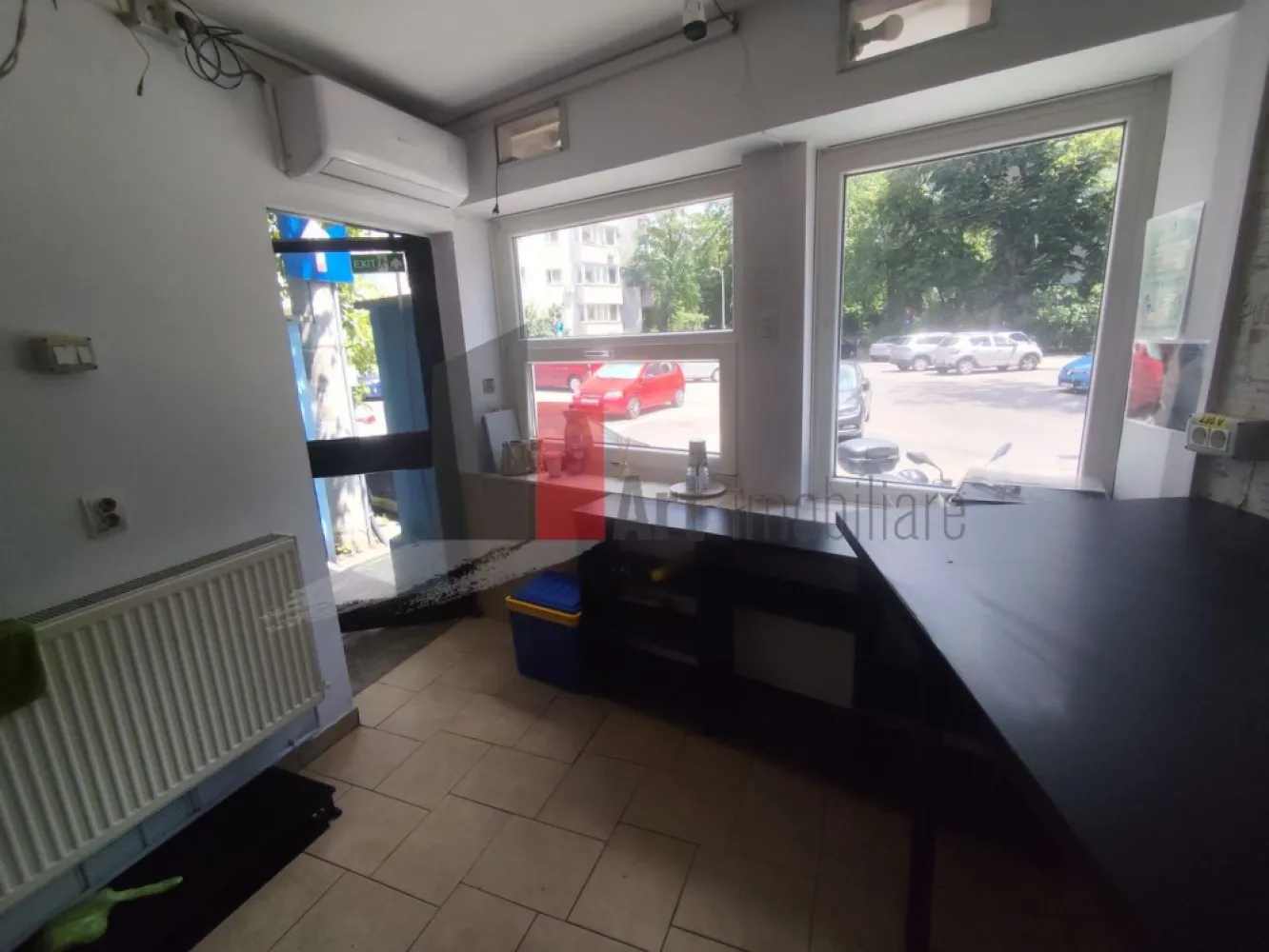 Spatiu comercial de inchiriat in zona Basarabia/Titan - Spațiu comercial cu terasă boemă și vad format – ideal pentru cafenea, bistro sau activități comerciale diverse

Vă prezentăm spre închiriere un spațiu comercial cochet și versatil, cu o suprafață totală de aproximativ 20 mp, situat într-o zonă liniștită, printre străduțe cu farmec și atmosferă de cartier. Proprietatea se remarcă prin caracterul său aparte și prin terasa exterioară, care oferă un cadru plăcut și relaxant atât pentru clienți, cât și pentru viitorul operator.

Spațiul este compus dintr-o zonă interioară de aproximativ 8,3 mp, destinată activităților de preparare, desfacere sau lucru, completată de o terasă deschisă și curte proprie de aproximativ 11,1 mp. Suprafața exterioară transformă locația într-un spațiu cu adevărat special, oferind posibilitatea amenajării unei zone de servire într-un cadru intim și boem.

De asemenea, există posibilitatea amplasării unei măsuțe și în fața spațiului, sporind astfel confortul clienților și vizibilitatea comercială.

Spațiul beneficiază de o deschidere stradală de aproximativ 7 metri liniari și o vitrină de aproximativ 3 metri liniari, oferind expunere bună și vizibilitate pentru activitatea desfășurată.

Caracteristici principale:

Suprafață totală: aproximativ 20 mp;
Spațiu interior: aproximativ 8,3 mp;
Terasă și curte proprie: aproximativ 11,1 mp;
Deschidere stradală: aproximativ 7 ml;
Vitrină: aproximativ 3 ml;
Posibilitate de amplasare masă în fața spațiului;
Vad comercial deja format;
Potrivit pentru diverse activități comerciale și de servicii.

Utilități:

Curent electric;
Gaz natural;
Apă și canalizare.

Un avantaj important al proprietății îl reprezintă istoricul său comercial. În ultimii ani, spațiul a funcționat exclusiv ca și cafenea, beneficiind astfel de un vad deja creat și de recunoaștere în rândul clienților din zonă.

Datorită configurației sale, spațiul este potrivit pentru cafenea de specialitate, coffee-to-go, bistro, gelaterie, florărie, atelier creativ, showroom, mic magazin de proximitate sau alte activități comerciale care caută o locație cu personalitate și atmosferă aparte.

Dacă sunteți în căutarea unui spațiu mic ca suprafață, dar mare prin potențial și farmec, această proprietate poate reprezenta alegerea ideală pentru viitoarea dumneavoastră afacere.

Condiții de închiriere: chirie lunară și garanție.

Se percepe comision.

Pentru detalii suplimentare și programarea unei vizionări, vă stăm la dispoziție.