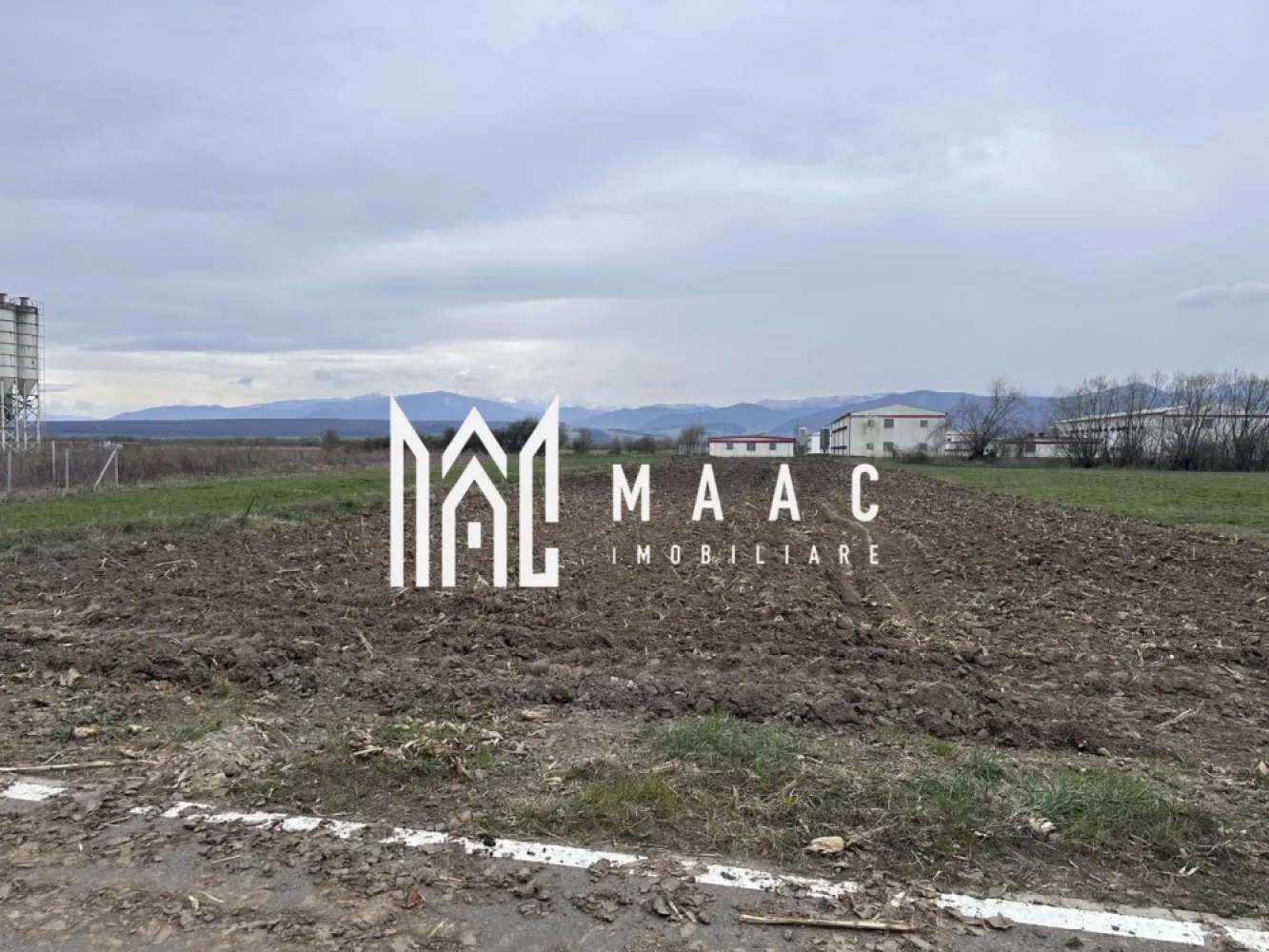 Teren intravilan | 1.530 mp |cu dublă deschidere la drum - MAAC Imobiliare vă propune la vânzare teren intravilan 1.530 mp – oportunitate investițională

Terenul este amplasat într-o zonă cu potențial ridicat de dezvoltare și beneficiază de două deschideri la drum, oferind acces facil și multiple posibilități de organizare sau parcelare.

Proprietatea dispune de utilități în zonă (apă, curent, gaz), facilitând demararea rapidă a oricărui proiect.

Datorită poziționării și caracteristicilor sale, terenul este ideal pentru activități industriale, servicii, depozitare, hale sau alte investiții comerciale.

Suprafață: 1.530 mp
Regim: intravilan
Dublă deschidere la drum
Utilități în apropiere
Destinație: industrial / servicii / depozite

Pentru mai multe detalii specificati ca ati vazut anuntul cu ID: CP2986840