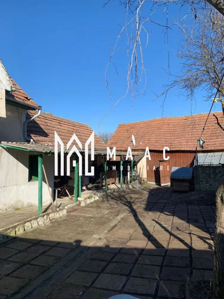 Casă tradițională si teren de renovat I Mandra I Loamnes - MAAC Imobiliare va propune spre vanzare o Casă tradițională cu potențial în inima Ardealului
În satul liniștit Mândra, situat în comuna Loamneș, se află o comoară ce așteaptă să fie redescoperită. Această casă, bine ancorată în pământul județului Sibiu, nu reprezintă doar un imobil, ci o poveste care îți oferă oportunitatea de a-i scrie un nou capitol.
Spațiu și posibilități:
Clădirea, cu structura sa robustă, se desfășoară pe trei camere spațioase, unde lumina soarelui din Transilvania pătrunde cu ușurință prin feroneriile largi. Bucătăria, separată, păstrează autenticitatea unor mese de familie de neuitat. Sub podeaua din lemn, pivnița rece și uscată oferă un loc ideal pentru provizii sau pentru a deveni un colț dedicat degustării vinurilor locale. Lângă casă, șura solidă și anexele adiacente sunt o invitație la diverse proiecte: atelier, depozit sau grajd pentru un cal.
Cele 975 de metri pătrați de teren reprezintă cea mai valoroasă pagină albă a acestei povești. Grădina, bine conturată, poate deveni rapid un livadă de meri și peri, o grădină de legume bio sau pur și simplu un sanctuar verde, cu o masă de lemn sub un nuc bătrân. Aici, singurul sunet este foșnetul frunzelor și cântecul păsărilor.
Casa este deja conectată la toate utilitățile necesare: electricitate, apă, canalizare și gaz. Este o bază solidă, care așteaptă să fie finisată și să primească sufletul noului proprietar. Renovarea nu reprezintă o sarcină urgentă, ci o oportunitate creativă. Fie că visezi la un refugiu rustic, cu lemn și țiglă, sau la un interior modern și minimalist, structura este acolo, pregătită să-ți împlinească visul.
Această proprietate este ideală pentru tine, cel care cauți o întoarcere la natură, fără a fi prea departe de orașul istoric Sibiu. Este perfectă pentru o familie tânără care își dorește un mediu sigur și sănătos pentru copii. De asemenea, este locul ideal pentru artistul sau meșterul care are nevoie de spațiu și inspirație, dar și pentru investitorul care caută valoare, recunoscând frumusețea autentică ce poate fi reînnoită.
Casa din Mândra nu promite perfecțiunea imediată, ci autenticitate, liniște și potențialul de a deveni exact ceea ce îți dorești. Este o oportunitate de a pune rădăcini într-un colț liniștit din Ardeal și de a construi ceva cu propriile mâini.
Vino să o vezi. Vino să simți aroma de pâine proaspătă din satul vecin și să auzi tăcerea care te învăluie. Poate că aici, printre dealurile blânde, vei găsi cadrul perfect pentru următoarea ta poveste fericită.
Pentru mai multe detalii precizati telefonic ca ati vazut anuntul cu ID CP2988161