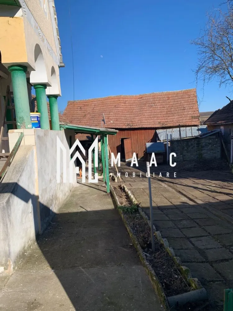 Casă tradițională si teren de renovat I Mandra I Loamnes - MAAC Imobiliare va propune spre vanzare o Casă tradițională cu potențial în inima Ardealului
În satul liniștit Mândra, situat în comuna Loamneș, se află o comoară ce așteaptă să fie redescoperită. Această casă, bine ancorată în pământul județului Sibiu, nu reprezintă doar un imobil, ci o poveste care îți oferă oportunitatea de a-i scrie un nou capitol.
Spațiu și posibilități:
Clădirea, cu structura sa robustă, se desfășoară pe trei camere spațioase, unde lumina soarelui din Transilvania pătrunde cu ușurință prin feroneriile largi. Bucătăria, separată, păstrează autenticitatea unor mese de familie de neuitat. Sub podeaua din lemn, pivnița rece și uscată oferă un loc ideal pentru provizii sau pentru a deveni un colț dedicat degustării vinurilor locale. Lângă casă, șura solidă și anexele adiacente sunt o invitație la diverse proiecte: atelier, depozit sau grajd pentru un cal.
Cele 975 de metri pătrați de teren reprezintă cea mai valoroasă pagină albă a acestei povești. Grădina, bine conturată, poate deveni rapid un livadă de meri și peri, o grădină de legume bio sau pur și simplu un sanctuar verde, cu o masă de lemn sub un nuc bătrân. Aici, singurul sunet este foșnetul frunzelor și cântecul păsărilor.
Casa este deja conectată la toate utilitățile necesare: electricitate, apă, canalizare și gaz. Este o bază solidă, care așteaptă să fie finisată și să primească sufletul noului proprietar. Renovarea nu reprezintă o sarcină urgentă, ci o oportunitate creativă. Fie că visezi la un refugiu rustic, cu lemn și țiglă, sau la un interior modern și minimalist, structura este acolo, pregătită să-ți împlinească visul.
Această proprietate este ideală pentru tine, cel care cauți o întoarcere la natură, fără a fi prea departe de orașul istoric Sibiu. Este perfectă pentru o familie tânără care își dorește un mediu sigur și sănătos pentru copii. De asemenea, este locul ideal pentru artistul sau meșterul care are nevoie de spațiu și inspirație, dar și pentru investitorul care caută valoare, recunoscând frumusețea autentică ce poate fi reînnoită.
Casa din Mândra nu promite perfecțiunea imediată, ci autenticitate, liniște și potențialul de a deveni exact ceea ce îți dorești. Este o oportunitate de a pune rădăcini într-un colț liniștit din Ardeal și de a construi ceva cu propriile mâini.
Vino să o vezi. Vino să simți aroma de pâine proaspătă din satul vecin și să auzi tăcerea care te învăluie. Poate că aici, printre dealurile blânde, vei găsi cadrul perfect pentru următoarea ta poveste fericită.
Pentru mai multe detalii precizati telefonic ca ati vazut anuntul cu ID CP2988161