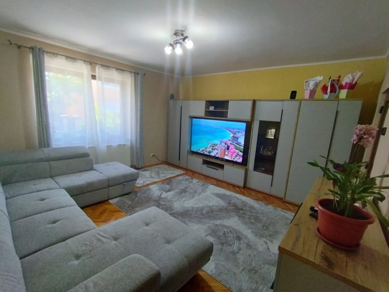 BRASADAS vinde casă cu etaj in zona Lidl. - Agenția imobiliara BRASADAS vinde casă solidă din cărămidă tip parter + etaj, în suprafață de 152mp, beci, anexă, grădină, 3 camere, baie, cămară alimente, bucătărie, 2 dormitoare la etaj, spălătorie sub casă scării, cameră de zi, două dormitoare le etaj din care una cu terasă, apă, gaz, curent, canalizare, cablu tv, internet, centrală, termopan, faianță gresie parțial, terasă în curte, acces din curte cu două intrări, acces auto, izolat total, acoperiș nou. Suprafața totală 533mp.
Www.brasadas.com.