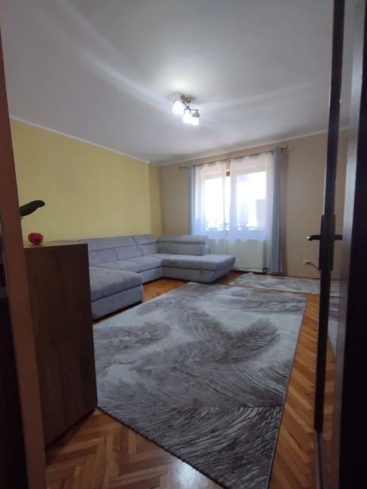 BRASADAS vinde casă cu etaj in zona Lidl. - Agenția imobiliara BRASADAS vinde casă solidă din cărămidă tip parter + etaj, în suprafață de 152mp, beci, anexă, grădină, 3 camere, baie, cămară alimente, bucătărie, 2 dormitoare la etaj, spălătorie sub casă scării, cameră de zi, două dormitoare le etaj din care una cu terasă, apă, gaz, curent, canalizare, cablu tv, internet, centrală, termopan, faianță gresie parțial, terasă în curte, acces din curte cu două intrări, acces auto, izolat total, acoperiș nou. Suprafața totală 533mp.
Www.brasadas.com.