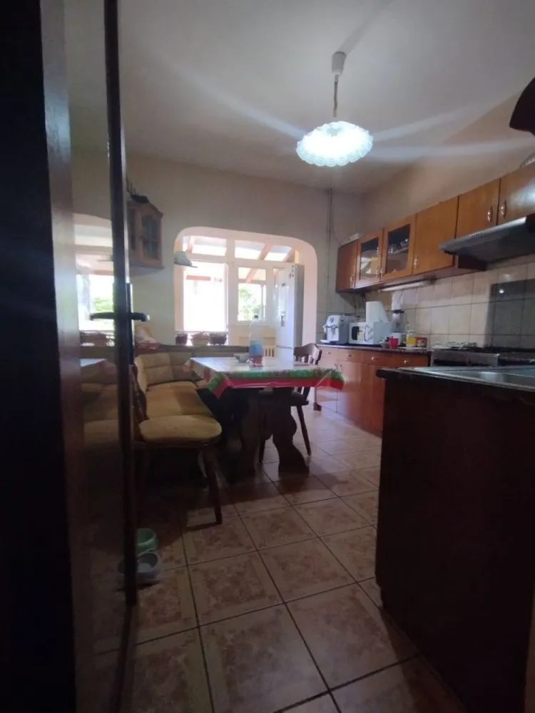 BRASADAS vinde casă cu etaj in zona Lidl. - Agenția imobiliara BRASADAS vinde casă solidă din cărămidă tip parter + etaj, în suprafață de 152mp, beci, anexă, grădină, 3 camere, baie, cămară alimente, bucătărie, 2 dormitoare la etaj, spălătorie sub casă scării, cameră de zi, două dormitoare le etaj din care una cu terasă, apă, gaz, curent, canalizare, cablu tv, internet, centrală, termopan, faianță gresie parțial, terasă în curte, acces din curte cu două intrări, acces auto, izolat total, acoperiș nou. Suprafața totală 533mp.
Www.brasadas.com.