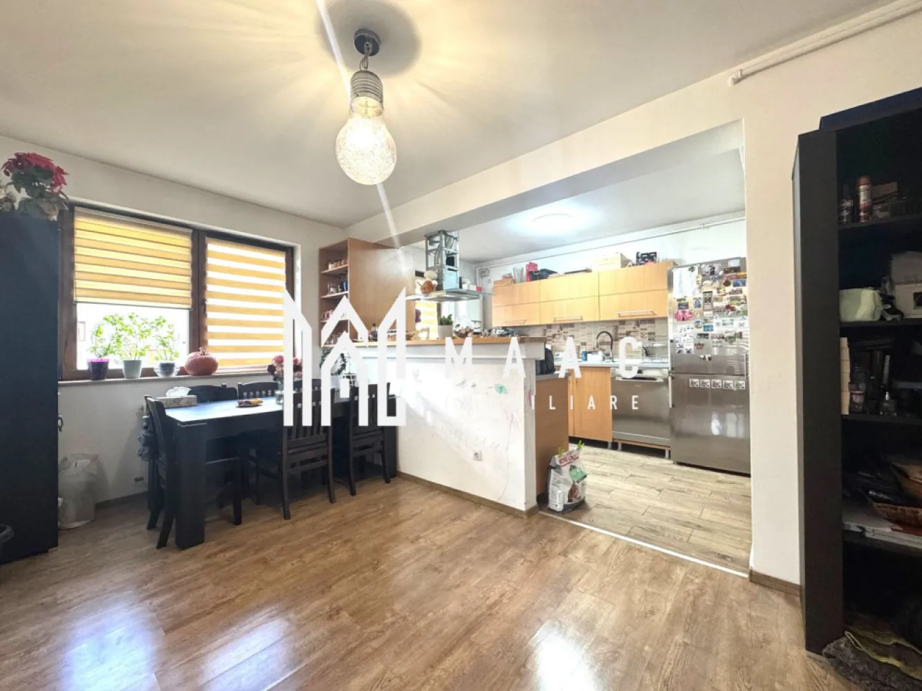 Apartament 3 camere | Decomandat | 2 balcoane | Arhitectilor - MAAC Imobiliare vă propune spre vânzare un apartament spațios și luminos, bine compartimentat, situat într-o zonă liniștită și foarte bine conectată la principalele puncte de interes ale orașului.

Locuința oferă un spațiu generos și o compartimentare practică, potrivită pentru o familie sau pentru cei care își doresc confort și funcționalitate într-un apartament modern.

Compartimentarea apartamentului este următoarea:
-2 dormitoare
-living generos
-2 băi
-bucătărie open space cu zonă de dining, separată de living prin geam securizat glisant
-2 balcoane cu suprafețe de 8 mp și 12 mp

Apartamentul se vinde complet mobilat și utilat, fiind pregătit pentru locuire. De asemenea, proprietatea beneficiază de loc de parcare inclus.

Caracteristici și avantaje ale proprietății:
-spații luminoase și bine compartimentate
-bucătărie open space cu zonă de dining
-separare elegantă între living și bucătărie prin geam securizat glisant
-două balcoane generoase
-loc de parcare inclus

Locuința necesită doar mici renovări, oferind posibilitatea personalizării în funcție de preferințele viitorului proprietar.

Pentru mai multe detalii, vă rugăm să menționați telefonic că ați văzut anunțul cu CP2824008.