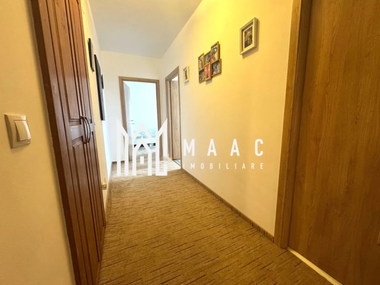 Apartament 3 camere | Decomandat | 2 balcoane | Arhitectilor - MAAC Imobiliare vă propune spre vânzare un apartament spațios și luminos, bine compartimentat, situat într-o zonă liniștită și foarte bine conectată la principalele puncte de interes ale orașului.

Locuința oferă un spațiu generos și o compartimentare practică, potrivită pentru o familie sau pentru cei care își doresc confort și funcționalitate într-un apartament modern.

Compartimentarea apartamentului este următoarea:
-2 dormitoare
-living generos
-2 băi
-bucătărie open space cu zonă de dining, separată de living prin geam securizat glisant
-2 balcoane cu suprafețe de 8 mp și 12 mp

Apartamentul se vinde complet mobilat și utilat, fiind pregătit pentru locuire. De asemenea, proprietatea beneficiază de loc de parcare inclus.

Caracteristici și avantaje ale proprietății:
-spații luminoase și bine compartimentate
-bucătărie open space cu zonă de dining
-separare elegantă între living și bucătărie prin geam securizat glisant
-două balcoane generoase
-loc de parcare inclus

Locuința necesită doar mici renovări, oferind posibilitatea personalizării în funcție de preferințele viitorului proprietar.

Pentru mai multe detalii, vă rugăm să menționați telefonic că ați văzut anunțul cu CP2824008.
