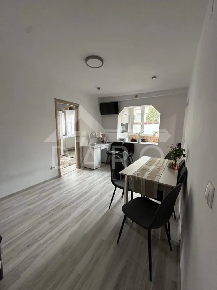 🏡 Apartament 2 camere | Mureșeni | De vanzare| 68.000 € 🔥 - 🏡 Apartament 2 camere | Mureșeni | Parter | Renovat | 68.000 € 🔥
📍 Târgu Mureș – Str. Hunedoara (lângă biserica ortodoxă)
Dacă îți dorești un apartament curat, îngrijit și gata de mutare, într-o zonă liniștită – acesta poate fi alegerea perfectă 👇
✨ Descriere:
Apartament cu 2 camere, situat la parter, cu o suprafață de 44 mp utili, ideal atât pentru locuit, cât și pentru investiție.
✔ renovat recent (acum 3 ani)
✔ instalație electrică nouă
✔ izolat termic
✔ costuri reduse la întreținere
🛋️ Compartimentare:
✔ 2 camere (nedecomandate)
✔ bucătărie separată
✔ baie modernă
✔ hol
✔ cămară (spațiu de depozitare)
✔ balcon închis
🍽️ Bucătărie practică
✔ mobilată și utilată
✔ spațiu eficient
🛁 Baie renovată
✔ cabină de duș
✔ finisaje moderne
🔥 Confort:
✔ centrală termică proprie
✔ încălzire în pardoseală
✔ geamuri termopan
✔ ușă metalică

📍 Locație excelentă:
✔ zonă liniștită
✔ aproape de creșă, grădiniță și școală
✔ acces facil către oraș
💰 Preț: 68.000 €
📅 Disponibil imediat
📞 Detalii și vizionări:
📱 0749 535 729
💡 Ai nevoie de credit?
Te ajut prin Kiwi Finance:
✔ analiză GRATUITĂ
✔ oferte din 12 bănci
✔ dobânzi negociate
✔ suport complet până la aprobare