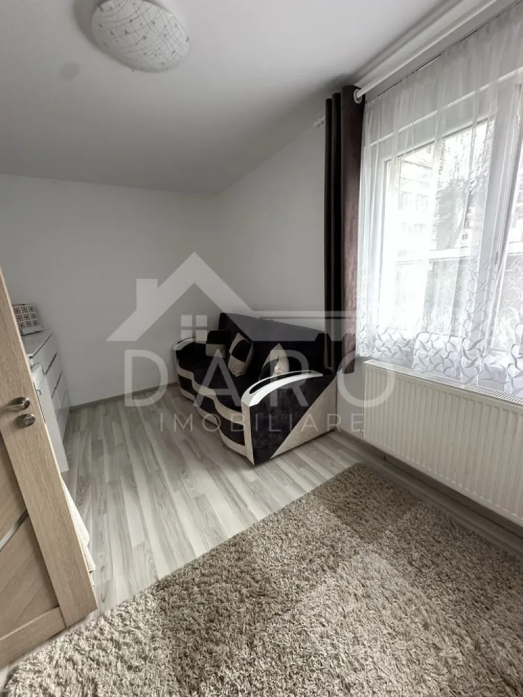 🏡 Apartament 2 camere | Mureșeni | De vanzare| 68.000 € 🔥 - 🏡 Apartament 2 camere | Mureșeni | Parter | Renovat | 68.000 € 🔥
📍 Târgu Mureș – Str. Hunedoara (lângă biserica ortodoxă)
Dacă îți dorești un apartament curat, îngrijit și gata de mutare, într-o zonă liniștită – acesta poate fi alegerea perfectă 👇
✨ Descriere:
Apartament cu 2 camere, situat la parter, cu o suprafață de 44 mp utili, ideal atât pentru locuit, cât și pentru investiție.
✔ renovat recent (acum 3 ani)
✔ instalație electrică nouă
✔ izolat termic
✔ costuri reduse la întreținere
🛋️ Compartimentare:
✔ 2 camere (nedecomandate)
✔ bucătărie separată
✔ baie modernă
✔ hol
✔ cămară (spațiu de depozitare)
✔ balcon închis
🍽️ Bucătărie practică
✔ mobilată și utilată
✔ spațiu eficient
🛁 Baie renovată
✔ cabină de duș
✔ finisaje moderne
🔥 Confort:
✔ centrală termică proprie
✔ încălzire în pardoseală
✔ geamuri termopan
✔ ușă metalică

📍 Locație excelentă:
✔ zonă liniștită
✔ aproape de creșă, grădiniță și școală
✔ acces facil către oraș
💰 Preț: 68.000 €
📅 Disponibil imediat
📞 Detalii și vizionări:
📱 0749 535 729
💡 Ai nevoie de credit?
Te ajut prin Kiwi Finance:
✔ analiză GRATUITĂ
✔ oferte din 12 bănci
✔ dobânzi negociate
✔ suport complet până la aprobare