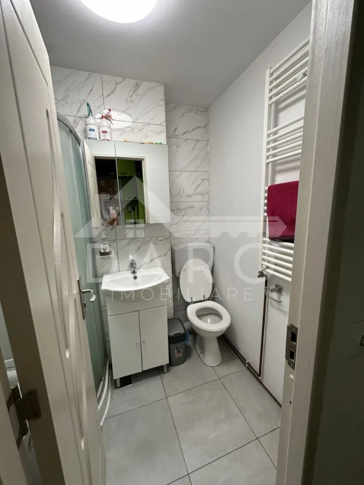🏡 Apartament 2 camere | Mureșeni | De vanzare| 68.000 € 🔥 - 🏡 Apartament 2 camere | Mureșeni | Parter | Renovat | 68.000 € 🔥
📍 Târgu Mureș – Str. Hunedoara (lângă biserica ortodoxă)
Dacă îți dorești un apartament curat, îngrijit și gata de mutare, într-o zonă liniștită – acesta poate fi alegerea perfectă 👇
✨ Descriere:
Apartament cu 2 camere, situat la parter, cu o suprafață de 44 mp utili, ideal atât pentru locuit, cât și pentru investiție.
✔ renovat recent (acum 3 ani)
✔ instalație electrică nouă
✔ izolat termic
✔ costuri reduse la întreținere
🛋️ Compartimentare:
✔ 2 camere (nedecomandate)
✔ bucătărie separată
✔ baie modernă
✔ hol
✔ cămară (spațiu de depozitare)
✔ balcon închis
🍽️ Bucătărie practică
✔ mobilată și utilată
✔ spațiu eficient
🛁 Baie renovată
✔ cabină de duș
✔ finisaje moderne
🔥 Confort:
✔ centrală termică proprie
✔ încălzire în pardoseală
✔ geamuri termopan
✔ ușă metalică

📍 Locație excelentă:
✔ zonă liniștită
✔ aproape de creșă, grădiniță și școală
✔ acces facil către oraș
💰 Preț: 68.000 €
📅 Disponibil imediat
📞 Detalii și vizionări:
📱 0749 535 729
💡 Ai nevoie de credit?
Te ajut prin Kiwi Finance:
✔ analiză GRATUITĂ
✔ oferte din 12 bănci
✔ dobânzi negociate
✔ suport complet până la aprobare