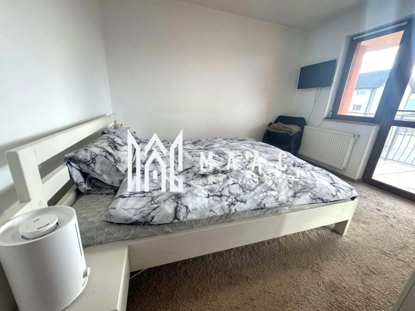 Apartament 3 camere | Decomandat | 2 balcoane | Arhitectilor - MAAC Imobiliare vă propune spre vânzare un apartament spațios și luminos, bine compartimentat, situat într-o zonă liniștită și foarte bine conectată la principalele puncte de interes ale orașului.

Locuința oferă un spațiu generos și o compartimentare practică, potrivită pentru o familie sau pentru cei care își doresc confort și funcționalitate într-un apartament modern.

Compartimentarea apartamentului este următoarea:
-2 dormitoare
-living generos
-2 băi
-bucătărie open space cu zonă de dining, separată de living prin geam securizat glisant
-2 balcoane cu suprafețe de 8 mp și 12 mp

Apartamentul se vinde complet mobilat și utilat, fiind pregătit pentru locuire. De asemenea, proprietatea beneficiază de loc de parcare inclus.

Caracteristici și avantaje ale proprietății:
-spații luminoase și bine compartimentate
-bucătărie open space cu zonă de dining
-separare elegantă între living și bucătărie prin geam securizat glisant
-două balcoane generoase
-loc de parcare inclus

Locuința necesită doar mici renovări, oferind posibilitatea personalizării în funcție de preferințele viitorului proprietar.

Pentru mai multe detalii, vă rugăm să menționați telefonic că ați văzut anunțul cu CP2824008.