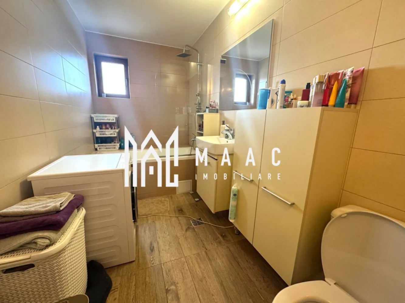 Apartament 3 camere | Decomandat | 2 balcoane | Arhitectilor - MAAC Imobiliare vă propune spre vânzare un apartament spațios și luminos, bine compartimentat, situat într-o zonă liniștită și foarte bine conectată la principalele puncte de interes ale orașului.

Locuința oferă un spațiu generos și o compartimentare practică, potrivită pentru o familie sau pentru cei care își doresc confort și funcționalitate într-un apartament modern.

Compartimentarea apartamentului este următoarea:
-2 dormitoare
-living generos
-2 băi
-bucătărie open space cu zonă de dining, separată de living prin geam securizat glisant
-2 balcoane cu suprafețe de 8 mp și 12 mp

Apartamentul se vinde complet mobilat și utilat, fiind pregătit pentru locuire. De asemenea, proprietatea beneficiază de loc de parcare inclus.

Caracteristici și avantaje ale proprietății:
-spații luminoase și bine compartimentate
-bucătărie open space cu zonă de dining
-separare elegantă între living și bucătărie prin geam securizat glisant
-două balcoane generoase
-loc de parcare inclus

Locuința necesită doar mici renovări, oferind posibilitatea personalizării în funcție de preferințele viitorului proprietar.

Pentru mai multe detalii, vă rugăm să menționați telefonic că ați văzut anunțul cu CP2824008.