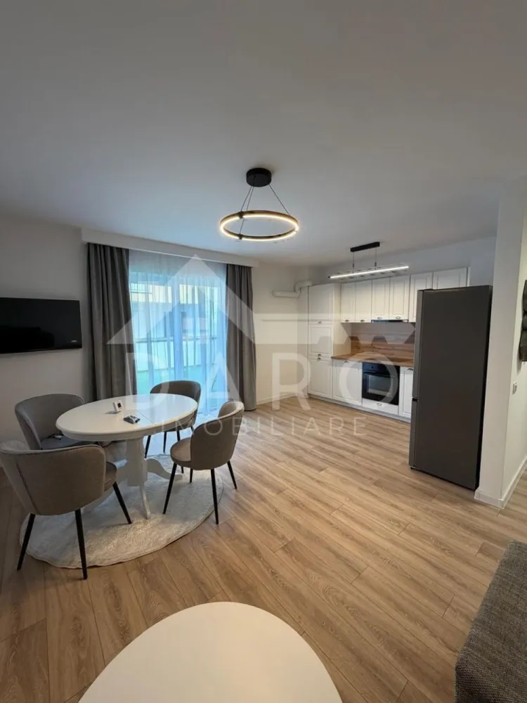 500€ – 2 camere + terasă 60 mp | Ama Residence | Parcare inclusă - 🏡 500 €/lună | 2 camere + TERASĂ 60 mp | Parcare subterană | Unirii – Ama Residence 🔥
📍 Târgu Mureș – Cartier Unirii
💥 Apartament modern + terasă cât un apartament!
✨ Descriere:
Se oferă spre închiriere apartament cu 2 camere decomandate, situat la etajul 1 într-un bloc nou – Ama Residence.
✔ 60 mp utili
✔ terasă generoasă de 60 mp (perfectă pentru relaxare 🔥)
✔ loc de parcare subteran inclus
🛋️ Living open space modern
✔ spațiu mare, luminos
✔ zonă de dining elegantă
✔ acces direct pe terasă
🛏️ Dormitor matrimonial
✔ pat mare + design modern
✔ spațiu aerisit, ideal pentru odihnă
🍽️ Bucătărie complet utilată
✔ mobilă modernă albă
✔ electrocasnice incluse
✔ design premium
🧺 Extra foarte important:
✔ dressing + spații de depozitare integrate
✔ mașină de spălat incorporată (foarte practic)

🛁 Baie modernă
✔ duș walk-in
✔ finisaje premium
🌿 TERASA – punctul forte:
✔ spațiu mare pentru relaxare
✔ ideală pentru cafea, lounge sau socializare
✔ senzație de casă, nu de apartament
📍 Locație:
✔ zonă liniștită – Unirii
✔ acces rapid către oraș
✔ aproape de magazine și facilități
💰 Preț: 500 €/lună
📅 Disponibil imediat
📞 Detalii și vizionări:
📱 0749 535 729
💡 Te gândești să cumperi?
Prin Kiwi Finance:
✔ analiză gratuită
✔ oferte din 12 bănci
✔ dobânzi negociate
✔ aprobare rapidă
🤝 Proprietate promovată prin Daro Imobiliare
#inchiriere #TarguMures #Unirii #AmaResidence #terasa #apartamentlux #DaroImobiliare #KiwiFinance