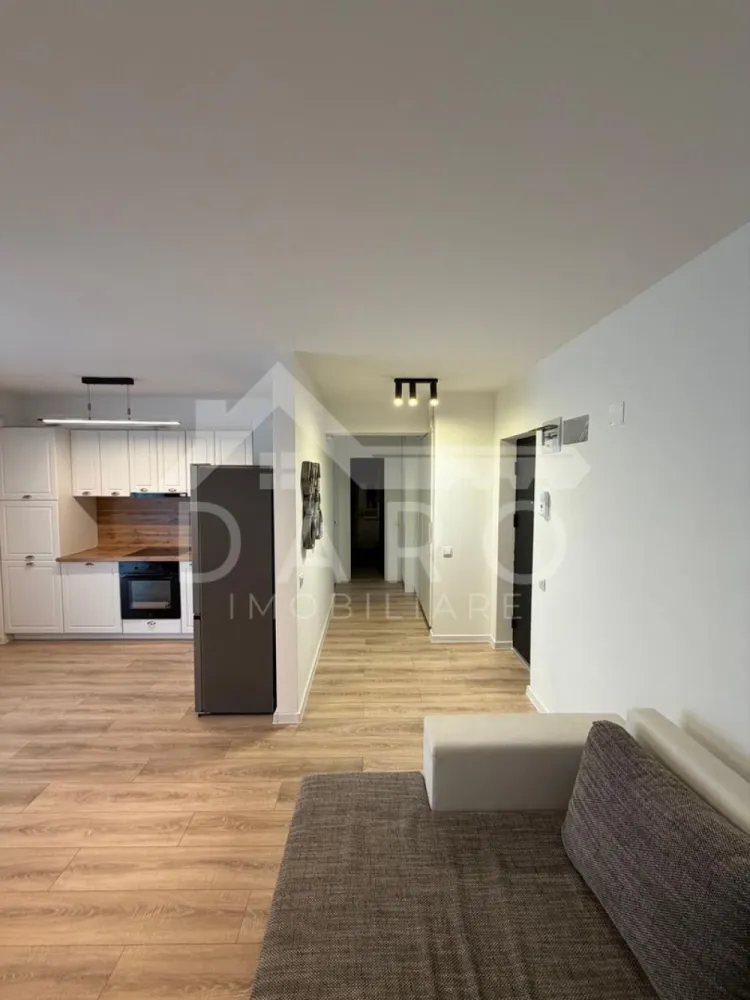 500€ – 2 camere + terasă 60 mp | Ama Residence | Parcare inclusă - 🏡 500 €/lună | 2 camere + TERASĂ 60 mp | Parcare subterană | Unirii – Ama Residence 🔥
📍 Târgu Mureș – Cartier Unirii
💥 Apartament modern + terasă cât un apartament!
✨ Descriere:
Se oferă spre închiriere apartament cu 2 camere decomandate, situat la etajul 1 într-un bloc nou – Ama Residence.
✔ 60 mp utili
✔ terasă generoasă de 60 mp (perfectă pentru relaxare 🔥)
✔ loc de parcare subteran inclus
🛋️ Living open space modern
✔ spațiu mare, luminos
✔ zonă de dining elegantă
✔ acces direct pe terasă
🛏️ Dormitor matrimonial
✔ pat mare + design modern
✔ spațiu aerisit, ideal pentru odihnă
🍽️ Bucătărie complet utilată
✔ mobilă modernă albă
✔ electrocasnice incluse
✔ design premium
🧺 Extra foarte important:
✔ dressing + spații de depozitare integrate
✔ mașină de spălat incorporată (foarte practic)

🛁 Baie modernă
✔ duș walk-in
✔ finisaje premium
🌿 TERASA – punctul forte:
✔ spațiu mare pentru relaxare
✔ ideală pentru cafea, lounge sau socializare
✔ senzație de casă, nu de apartament
📍 Locație:
✔ zonă liniștită – Unirii
✔ acces rapid către oraș
✔ aproape de magazine și facilități
💰 Preț: 500 €/lună
📅 Disponibil imediat
📞 Detalii și vizionări:
📱 0749 535 729
💡 Te gândești să cumperi?
Prin Kiwi Finance:
✔ analiză gratuită
✔ oferte din 12 bănci
✔ dobânzi negociate
✔ aprobare rapidă
🤝 Proprietate promovată prin Daro Imobiliare
#inchiriere #TarguMures #Unirii #AmaResidence #terasa #apartamentlux #DaroImobiliare #KiwiFinance