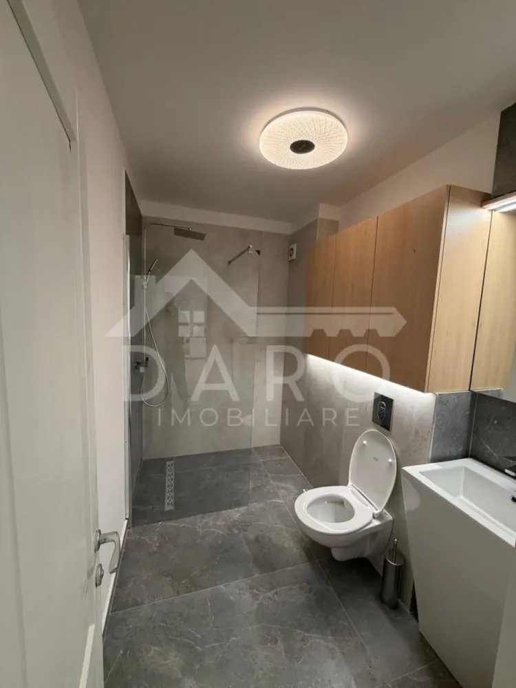 500€ – 2 camere + terasă 60 mp | Ama Residence | Parcare inclusă - 🏡 500 €/lună | 2 camere + TERASĂ 60 mp | Parcare subterană | Unirii – Ama Residence 🔥
📍 Târgu Mureș – Cartier Unirii
💥 Apartament modern + terasă cât un apartament!
✨ Descriere:
Se oferă spre închiriere apartament cu 2 camere decomandate, situat la etajul 1 într-un bloc nou – Ama Residence.
✔ 60 mp utili
✔ terasă generoasă de 60 mp (perfectă pentru relaxare 🔥)
✔ loc de parcare subteran inclus
🛋️ Living open space modern
✔ spațiu mare, luminos
✔ zonă de dining elegantă
✔ acces direct pe terasă
🛏️ Dormitor matrimonial
✔ pat mare + design modern
✔ spațiu aerisit, ideal pentru odihnă
🍽️ Bucătărie complet utilată
✔ mobilă modernă albă
✔ electrocasnice incluse
✔ design premium
🧺 Extra foarte important:
✔ dressing + spații de depozitare integrate
✔ mașină de spălat incorporată (foarte practic)

🛁 Baie modernă
✔ duș walk-in
✔ finisaje premium
🌿 TERASA – punctul forte:
✔ spațiu mare pentru relaxare
✔ ideală pentru cafea, lounge sau socializare
✔ senzație de casă, nu de apartament
📍 Locație:
✔ zonă liniștită – Unirii
✔ acces rapid către oraș
✔ aproape de magazine și facilități
💰 Preț: 500 €/lună
📅 Disponibil imediat
📞 Detalii și vizionări:
📱 0749 535 729
💡 Te gândești să cumperi?
Prin Kiwi Finance:
✔ analiză gratuită
✔ oferte din 12 bănci
✔ dobânzi negociate
✔ aprobare rapidă
🤝 Proprietate promovată prin Daro Imobiliare
#inchiriere #TarguMures #Unirii #AmaResidence #terasa #apartamentlux #DaroImobiliare #KiwiFinance