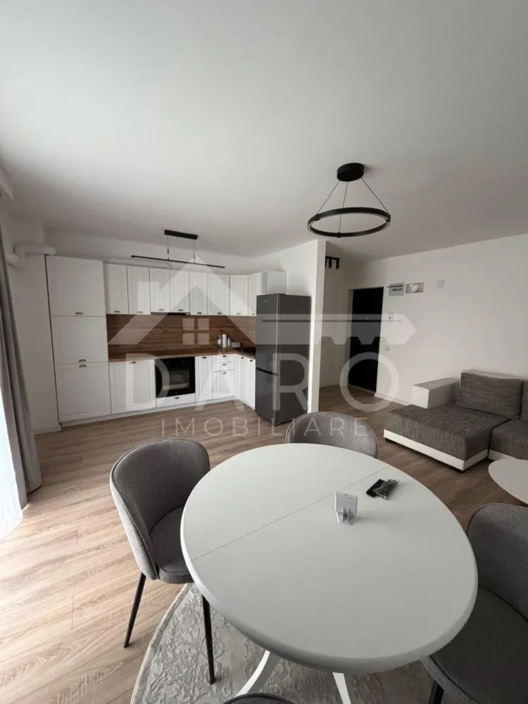 500€ – 2 camere + terasă 60 mp | Ama Residence | Parcare inclusă - 🏡 500 €/lună | 2 camere + TERASĂ 60 mp | Parcare subterană | Unirii – Ama Residence 🔥
📍 Târgu Mureș – Cartier Unirii
💥 Apartament modern + terasă cât un apartament!
✨ Descriere:
Se oferă spre închiriere apartament cu 2 camere decomandate, situat la etajul 1 într-un bloc nou – Ama Residence.
✔ 60 mp utili
✔ terasă generoasă de 60 mp (perfectă pentru relaxare 🔥)
✔ loc de parcare subteran inclus
🛋️ Living open space modern
✔ spațiu mare, luminos
✔ zonă de dining elegantă
✔ acces direct pe terasă
🛏️ Dormitor matrimonial
✔ pat mare + design modern
✔ spațiu aerisit, ideal pentru odihnă
🍽️ Bucătărie complet utilată
✔ mobilă modernă albă
✔ electrocasnice incluse
✔ design premium
🧺 Extra foarte important:
✔ dressing + spații de depozitare integrate
✔ mașină de spălat incorporată (foarte practic)

🛁 Baie modernă
✔ duș walk-in
✔ finisaje premium
🌿 TERASA – punctul forte:
✔ spațiu mare pentru relaxare
✔ ideală pentru cafea, lounge sau socializare
✔ senzație de casă, nu de apartament
📍 Locație:
✔ zonă liniștită – Unirii
✔ acces rapid către oraș
✔ aproape de magazine și facilități
💰 Preț: 500 €/lună
📅 Disponibil imediat
📞 Detalii și vizionări:
📱 0749 535 729
💡 Te gândești să cumperi?
Prin Kiwi Finance:
✔ analiză gratuită
✔ oferte din 12 bănci
✔ dobânzi negociate
✔ aprobare rapidă
🤝 Proprietate promovată prin Daro Imobiliare
#inchiriere #TarguMures #Unirii #AmaResidence #terasa #apartamentlux #DaroImobiliare #KiwiFinance