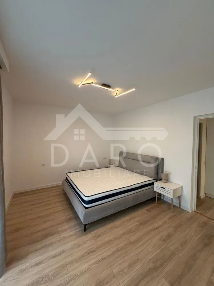 500€ – 2 camere + terasă 60 mp | Ama Residence | Parcare inclusă - 🏡 500 €/lună | 2 camere + TERASĂ 60 mp | Parcare subterană | Unirii – Ama Residence 🔥
📍 Târgu Mureș – Cartier Unirii
💥 Apartament modern + terasă cât un apartament!
✨ Descriere:
Se oferă spre închiriere apartament cu 2 camere decomandate, situat la etajul 1 într-un bloc nou – Ama Residence.
✔ 60 mp utili
✔ terasă generoasă de 60 mp (perfectă pentru relaxare 🔥)
✔ loc de parcare subteran inclus
🛋️ Living open space modern
✔ spațiu mare, luminos
✔ zonă de dining elegantă
✔ acces direct pe terasă
🛏️ Dormitor matrimonial
✔ pat mare + design modern
✔ spațiu aerisit, ideal pentru odihnă
🍽️ Bucătărie complet utilată
✔ mobilă modernă albă
✔ electrocasnice incluse
✔ design premium
🧺 Extra foarte important:
✔ dressing + spații de depozitare integrate
✔ mașină de spălat incorporată (foarte practic)

🛁 Baie modernă
✔ duș walk-in
✔ finisaje premium
🌿 TERASA – punctul forte:
✔ spațiu mare pentru relaxare
✔ ideală pentru cafea, lounge sau socializare
✔ senzație de casă, nu de apartament
📍 Locație:
✔ zonă liniștită – Unirii
✔ acces rapid către oraș
✔ aproape de magazine și facilități
💰 Preț: 500 €/lună
📅 Disponibil imediat
📞 Detalii și vizionări:
📱 0749 535 729
💡 Te gândești să cumperi?
Prin Kiwi Finance:
✔ analiză gratuită
✔ oferte din 12 bănci
✔ dobânzi negociate
✔ aprobare rapidă
🤝 Proprietate promovată prin Daro Imobiliare
#inchiriere #TarguMures #Unirii #AmaResidence #terasa #apartamentlux #DaroImobiliare #KiwiFinance
