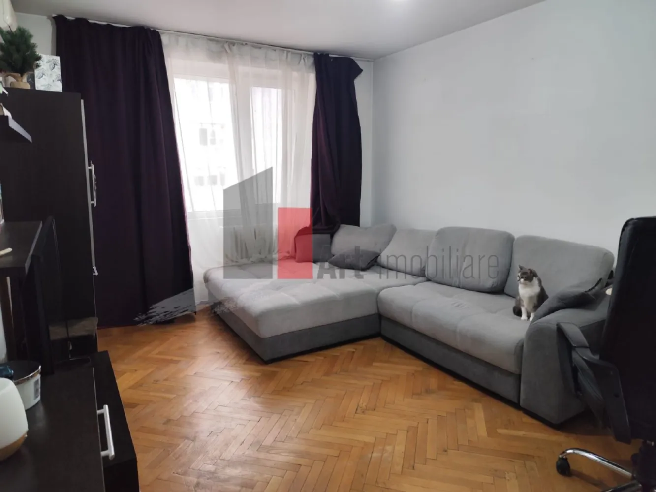 0%Comision Apartament de vanzare in zona Basarabia/Arena Nationala - Apartament 2 camere de vânzare – zonă liniștită | Aproape de Arena Națională | Renovat

Se oferă spre vânzare un apartament de 2 camere, semidecomandat, situat într-o zonă curată și liniștită, retras de la bulevard, ceea ce oferă un plus de confort și intimitate. Proprietatea se află în apropiere de Arena Națională și oferă acces rapid la punctele de interes și mijloacele de transport.

Apartamentul are o suprafață utilă de aproximativ 53 mp și este amplasat la etajul 3 din 4 al unui imobil construit în anul 1969, bloc solid, fără risc seismic, reabilitat termic.

Compartimentare:

Living luminos

Dormitor spațios

Bucătărie închisă

Baie

Hol

Balcon închis

Apartamentul beneficiază de lumină naturală în fiecare cameră, iar poziționarea geamurilor către spatele blocului oferă liniște și confort, ferit de zgomotul bulevardului.

Dotări și facilități:

Apartament cu renovări majore realizate, pregătit pentru utilizare imediată

Complet mobilat

Bloc izolat termic

Încălzire prin sistem de termoficare

Lumină naturală abundentă în fiecare cameră

Loc de parcare disponibil

Avantaje:

Zonă liniștită și verde

Imobil retras de la bulevard, ferit de zgomot

Acces facil către transport public

Stația de metrou Piața Muncii la aproximativ 15–20 minute de mers pe jos

Proximitate față de Arena Națională

Ideal atât pentru locuit, cât și pentru investiție

Alte informații:

Etaj 3 din 4

Acest apartament reprezintă o alegere excelentă pentru cei care caută un spațiu confortabil, luminos și pregătit pentru mutare imediată, într-o zonă sigură și liniștită, dar cu acces rapid către principalele puncte de interes ale orașului.