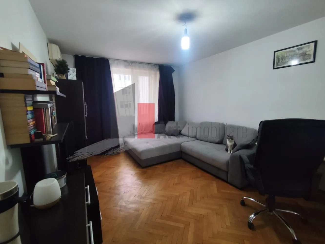 0%Comision Apartament de vanzare in zona Basarabia/Arena Nationala - Apartament 2 camere de vânzare – zonă liniștită | Aproape de Arena Națională | Renovat

Se oferă spre vânzare un apartament de 2 camere, semidecomandat, situat într-o zonă curată și liniștită, retras de la bulevard, ceea ce oferă un plus de confort și intimitate. Proprietatea se află în apropiere de Arena Națională și oferă acces rapid la punctele de interes și mijloacele de transport.

Apartamentul are o suprafață utilă de aproximativ 53 mp și este amplasat la etajul 3 din 4 al unui imobil construit în anul 1969, bloc solid, fără risc seismic, reabilitat termic.

Compartimentare:

Living luminos

Dormitor spațios

Bucătărie închisă

Baie

Hol

Balcon închis

Apartamentul beneficiază de lumină naturală în fiecare cameră, iar poziționarea geamurilor către spatele blocului oferă liniște și confort, ferit de zgomotul bulevardului.

Dotări și facilități:

Apartament cu renovări majore realizate, pregătit pentru utilizare imediată

Complet mobilat

Bloc izolat termic

Încălzire prin sistem de termoficare

Lumină naturală abundentă în fiecare cameră

Loc de parcare disponibil

Avantaje:

Zonă liniștită și verde

Imobil retras de la bulevard, ferit de zgomot

Acces facil către transport public

Stația de metrou Piața Muncii la aproximativ 15–20 minute de mers pe jos

Proximitate față de Arena Națională

Ideal atât pentru locuit, cât și pentru investiție

Alte informații:

Etaj 3 din 4

Acest apartament reprezintă o alegere excelentă pentru cei care caută un spațiu confortabil, luminos și pregătit pentru mutare imediată, într-o zonă sigură și liniștită, dar cu acces rapid către principalele puncte de interes ale orașului.