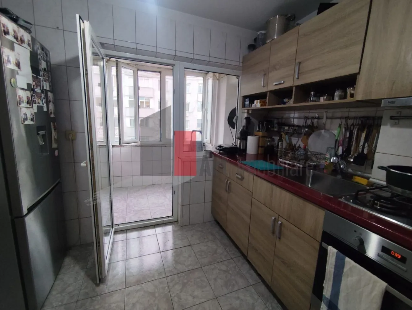 0%Comision Apartament de vanzare in zona Basarabia/Arena Nationala - Apartament 2 camere de vânzare – zonă liniștită | Aproape de Arena Națională | Renovat

Se oferă spre vânzare un apartament de 2 camere, semidecomandat, situat într-o zonă curată și liniștită, retras de la bulevard, ceea ce oferă un plus de confort și intimitate. Proprietatea se află în apropiere de Arena Națională și oferă acces rapid la punctele de interes și mijloacele de transport.

Apartamentul are o suprafață utilă de aproximativ 53 mp și este amplasat la etajul 3 din 4 al unui imobil construit în anul 1969, bloc solid, fără risc seismic, reabilitat termic.

Compartimentare:

Living luminos

Dormitor spațios

Bucătărie închisă

Baie

Hol

Balcon închis

Apartamentul beneficiază de lumină naturală în fiecare cameră, iar poziționarea geamurilor către spatele blocului oferă liniște și confort, ferit de zgomotul bulevardului.

Dotări și facilități:

Apartament cu renovări majore realizate, pregătit pentru utilizare imediată

Complet mobilat

Bloc izolat termic

Încălzire prin sistem de termoficare

Lumină naturală abundentă în fiecare cameră

Loc de parcare disponibil

Avantaje:

Zonă liniștită și verde

Imobil retras de la bulevard, ferit de zgomot

Acces facil către transport public

Stația de metrou Piața Muncii la aproximativ 15–20 minute de mers pe jos

Proximitate față de Arena Națională

Ideal atât pentru locuit, cât și pentru investiție

Alte informații:

Etaj 3 din 4

Acest apartament reprezintă o alegere excelentă pentru cei care caută un spațiu confortabil, luminos și pregătit pentru mutare imediată, într-o zonă sigură și liniștită, dar cu acces rapid către principalele puncte de interes ale orașului.
