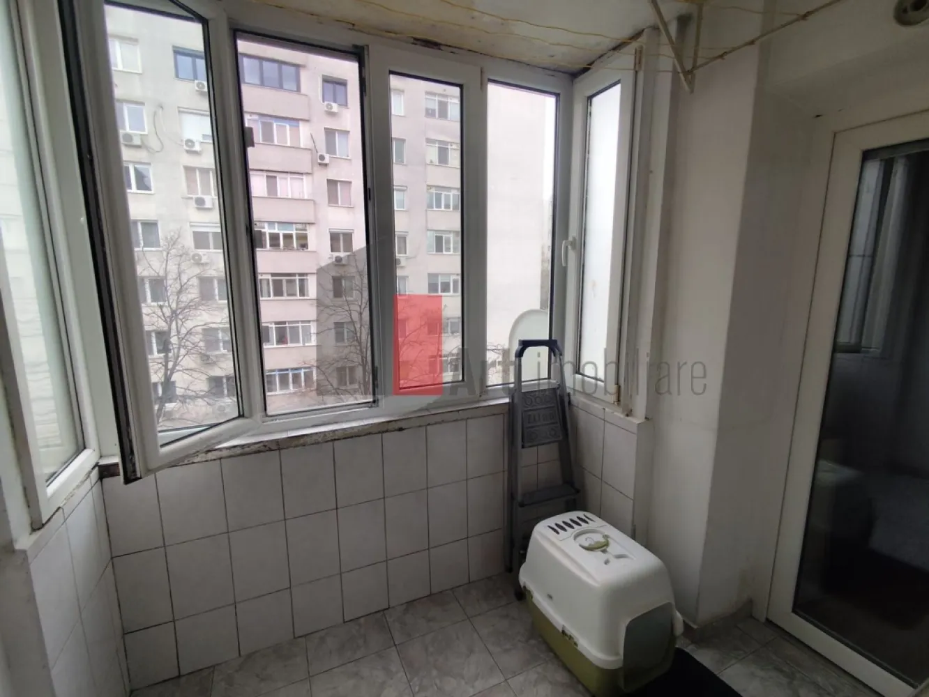 0%Comision Apartament de vanzare in zona Basarabia/Arena Nationala - Apartament 2 camere de vânzare – zonă liniștită | Aproape de Arena Națională | Renovat

Se oferă spre vânzare un apartament de 2 camere, semidecomandat, situat într-o zonă curată și liniștită, retras de la bulevard, ceea ce oferă un plus de confort și intimitate. Proprietatea se află în apropiere de Arena Națională și oferă acces rapid la punctele de interes și mijloacele de transport.

Apartamentul are o suprafață utilă de aproximativ 53 mp și este amplasat la etajul 3 din 4 al unui imobil construit în anul 1969, bloc solid, fără risc seismic, reabilitat termic.

Compartimentare:

Living luminos

Dormitor spațios

Bucătărie închisă

Baie

Hol

Balcon închis

Apartamentul beneficiază de lumină naturală în fiecare cameră, iar poziționarea geamurilor către spatele blocului oferă liniște și confort, ferit de zgomotul bulevardului.

Dotări și facilități:

Apartament cu renovări majore realizate, pregătit pentru utilizare imediată

Complet mobilat

Bloc izolat termic

Încălzire prin sistem de termoficare

Lumină naturală abundentă în fiecare cameră

Loc de parcare disponibil

Avantaje:

Zonă liniștită și verde

Imobil retras de la bulevard, ferit de zgomot

Acces facil către transport public

Stația de metrou Piața Muncii la aproximativ 15–20 minute de mers pe jos

Proximitate față de Arena Națională

Ideal atât pentru locuit, cât și pentru investiție

Alte informații:

Etaj 3 din 4

Acest apartament reprezintă o alegere excelentă pentru cei care caută un spațiu confortabil, luminos și pregătit pentru mutare imediată, într-o zonă sigură și liniștită, dar cu acces rapid către principalele puncte de interes ale orașului.
