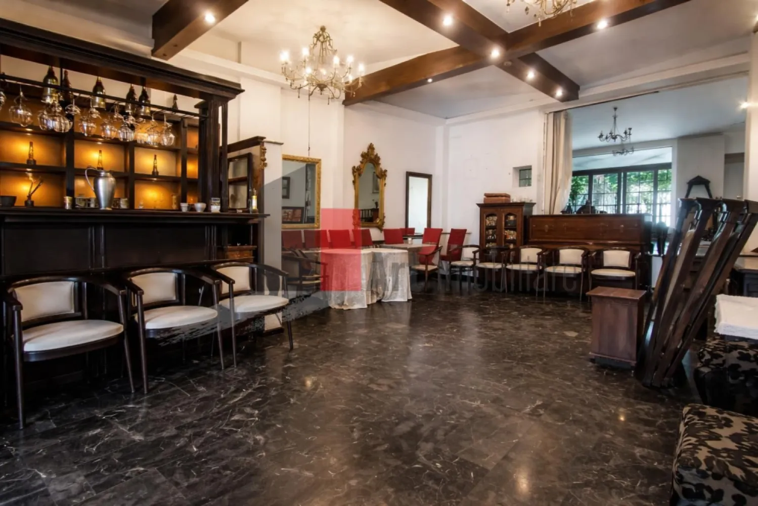 %0 Comision Spatiu comercial de inchiriat in zona Arcul de Triumf/Kiseleff - SPAȚIU HORECA COMPLET ECHIPAT | HERĂSTRĂU – KISELEFF – ARCUL DE TRIUMF | TERASĂ 50 MP | PÂNĂ LA 3 INTRĂRI | 2.200 EURO

Vă propunem spre închiriere un spațiu HoReCa complet echipat și mobilat, situat într-una dintre cele mai apreciate și consacrate zone pentru restaurante, cafenele și concepte gastronomice din București – Herăstrău, Kiseleff, Arcul de Triumf.

Poziționat în incinta Hotelului Arc de Triomphe, spațiul beneficiază de o amplasare excelentă, într-o zonă cu trafic constant, putere mare de cumpărare și o clientelă formată din rezidenți ai zonei, turiști, oameni de afaceri și angajați ai companiilor din nordul Capitalei.

Zona este recunoscută pentru activitățile HoReCa, fiind una dintre cele mai căutate destinații pentru restaurante, cafenele și wine bar-uri din București. În imediata apropiere se află Parcul Herăstrău, Șoseaua Kiseleff, Arcul de Triumf, hoteluri, restaurante consacrate, clădiri de birouri, ambasade și numeroase puncte de interes.

Un avantaj important îl reprezintă poziționarea spațiului. În fața locației funcționează un restaurant coreean cunoscut, care generează trafic constant în zonă. Spațiul nostru este amplasat în partea centrală și din spatele complexului Hotel Arc de Triomphe, beneficiind de terasă proprie și de o atmosferă mai intimă pentru clienți.

Accesul se realizează atât prin aleea laterală situată în partea stângă a hotelului, cât și direct din interiorul hotelului. Proprietatea dispune de până la 3 căi de acces separate, un avantaj major pentru autorizare și pentru desfășurarea activității în condiții optime.

SUPRAFEȚE

Spatiu Parter : 90 mp
Terasă amenajată și mobilată: 50 mp
Bucatarie + depozitare: aproximativ 40 mp
2 grupuri sanitare
Până la 3 intrări separate

SPAȚIUL SE PREDĂ COMPLET MOBILAT ȘI UTILAT

Bucătărie profesională complet echipată:

2 mese reci profesionale
Aragaz profesional cu plită
Convectomat
Frigider profesional din inox
Hotă profesională cu motor
Lavoare profesionale
Spălătoare profesionale
Chiuvete și echipamente auxiliare
Spații de lucru și depozitare

Zona de servire:

Mese și scaune pentru clienți
Mobilier complet
Configurație pregătită pentru operare imediată

Zona de bar:

Espressor profesional
Grupuri profesionale pentru cafea
Frigider pentru băuturi
Dotări auxiliare necesare activității zilnice

Terasă complet amenajată:

Mese și scaune incluse
Spațiu pregătit pentru utilizare imediată
Cadru ideal pentru sezonul cald

ALTE AVANTAJE

Contoare separate pentru toate utilitățile
Investiții minime necesare pentru începerea activității
Toate dotările necesare unei operări rapide și eficiente
Spațiu gata de lucru
Zonă premium cu trafic constant
Vizibilitate foarte bună
Locuri de parcare disponibile în imediata apropiere
Acces facil pentru clienți și aprovizionare
Terasă funcțională și spații generoase de depozitare

IDEAL PENTRU
Bistro
Restaurant
Cafea de specialitate
Wine Bar
Braserie
Lounge
Cofetărie artizanală
Patiserie
Gelaterie
Burger Concept
Raspund si pe whats ap