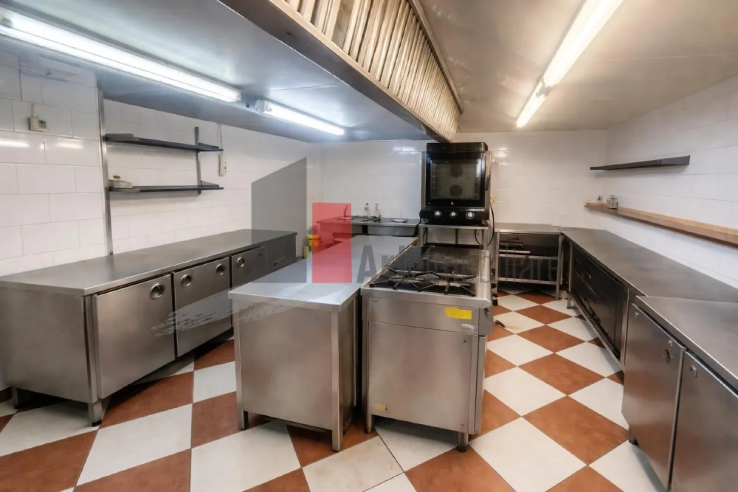 %0 Comision Spatiu comercial de inchiriat in zona Arcul de Triumf/Kiseleff - SPAȚIU HORECA COMPLET ECHIPAT | HERĂSTRĂU – KISELEFF – ARCUL DE TRIUMF | TERASĂ 50 MP | PÂNĂ LA 3 INTRĂRI | 2.200 EURO

Vă propunem spre închiriere un spațiu HoReCa complet echipat și mobilat, situat într-una dintre cele mai apreciate și consacrate zone pentru restaurante, cafenele și concepte gastronomice din București – Herăstrău, Kiseleff, Arcul de Triumf.

Poziționat în incinta Hotelului Arc de Triomphe, spațiul beneficiază de o amplasare excelentă, într-o zonă cu trafic constant, putere mare de cumpărare și o clientelă formată din rezidenți ai zonei, turiști, oameni de afaceri și angajați ai companiilor din nordul Capitalei.

Zona este recunoscută pentru activitățile HoReCa, fiind una dintre cele mai căutate destinații pentru restaurante, cafenele și wine bar-uri din București. În imediata apropiere se află Parcul Herăstrău, Șoseaua Kiseleff, Arcul de Triumf, hoteluri, restaurante consacrate, clădiri de birouri, ambasade și numeroase puncte de interes.

Un avantaj important îl reprezintă poziționarea spațiului. În fața locației funcționează un restaurant coreean cunoscut, care generează trafic constant în zonă. Spațiul nostru este amplasat în partea centrală și din spatele complexului Hotel Arc de Triomphe, beneficiind de terasă proprie și de o atmosferă mai intimă pentru clienți.

Accesul se realizează atât prin aleea laterală situată în partea stângă a hotelului, cât și direct din interiorul hotelului. Proprietatea dispune de până la 3 căi de acces separate, un avantaj major pentru autorizare și pentru desfășurarea activității în condiții optime.

SUPRAFEȚE

Spatiu Parter : 90 mp
Terasă amenajată și mobilată: 50 mp
Bucatarie + depozitare: aproximativ 40 mp
2 grupuri sanitare
Până la 3 intrări separate

SPAȚIUL SE PREDĂ COMPLET MOBILAT ȘI UTILAT

Bucătărie profesională complet echipată:

2 mese reci profesionale
Aragaz profesional cu plită
Convectomat
Frigider profesional din inox
Hotă profesională cu motor
Lavoare profesionale
Spălătoare profesionale
Chiuvete și echipamente auxiliare
Spații de lucru și depozitare

Zona de servire:

Mese și scaune pentru clienți
Mobilier complet
Configurație pregătită pentru operare imediată

Zona de bar:

Espressor profesional
Grupuri profesionale pentru cafea
Frigider pentru băuturi
Dotări auxiliare necesare activității zilnice

Terasă complet amenajată:

Mese și scaune incluse
Spațiu pregătit pentru utilizare imediată
Cadru ideal pentru sezonul cald

ALTE AVANTAJE

Contoare separate pentru toate utilitățile
Investiții minime necesare pentru începerea activității
Toate dotările necesare unei operări rapide și eficiente
Spațiu gata de lucru
Zonă premium cu trafic constant
Vizibilitate foarte bună
Locuri de parcare disponibile în imediata apropiere
Acces facil pentru clienți și aprovizionare
Terasă funcțională și spații generoase de depozitare

IDEAL PENTRU
Bistro
Restaurant
Cafea de specialitate
Wine Bar
Braserie
Lounge
Cofetărie artizanală
Patiserie
Gelaterie
Burger Concept
Raspund si pe whats ap