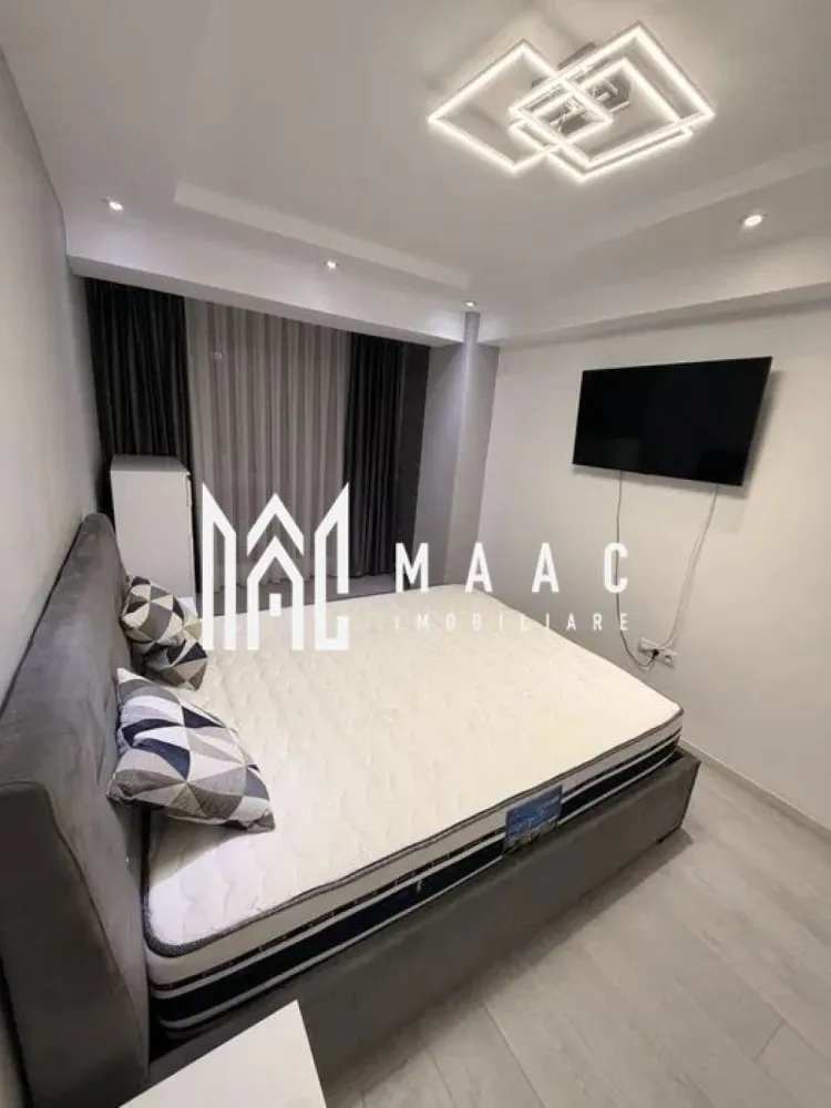 Apartament 2 camere | Șelimbăr – Doamna Stanca | Lângă Kaufland - MAAC Imobiliare vă propune spre închiriere un apartament modern cu 2 camere, situat în Șelimbăr, pe strada Doamna Stanca, într-un complex rezidențial apreciat, aflat în imediata apropiere a Kaufland Șelimbăr și la doar câteva minute de Shopping City Sibiu.

Locuința are o suprafață utilă de 58 mp (exclus balcon) și este compartimentată eficient, oferind un spațiu bine organizat:

living open space cu bucătărie complet echipată
dormitor spațios
baie modernă, dotată cu duș walk-in

Apartamentul este complet mobilat și utilat cu mobilier modern și electrocasnice de calitate, fiind pregătit pentru mutare imediată. Printre dotări se numără:

mașină de spălat rufe cu uscător (LG 2 în 1)
mașină de spălat vase
frigider, aragaz și cuptor
aer condiționat
televizoare în fiecare cameră
finisaje premium (parchet, gresie, faianță tip mozaic)

Imobilul dispune de locuri de parcare în regim „primul venit – primul servit”, însă locul de parcare nu este inclus în prețul chiriei.

Condiții de închiriere:
nu se acceptă animale de companie
disponibilitate imediata.

Pentru mai multe detalii și programarea unei vizionări, vă invităm să ne contactați, menționând ID-ul ofertei:CP2978046