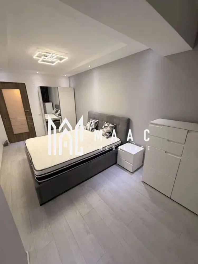 Apartament 2 camere | Șelimbăr – Doamna Stanca | Lângă Kaufland - MAAC Imobiliare vă propune spre închiriere un apartament modern cu 2 camere, situat în Șelimbăr, pe strada Doamna Stanca, într-un complex rezidențial apreciat, aflat în imediata apropiere a Kaufland Șelimbăr și la doar câteva minute de Shopping City Sibiu.

Locuința are o suprafață utilă de 58 mp (exclus balcon) și este compartimentată eficient, oferind un spațiu bine organizat:

living open space cu bucătărie complet echipată
dormitor spațios
baie modernă, dotată cu duș walk-in

Apartamentul este complet mobilat și utilat cu mobilier modern și electrocasnice de calitate, fiind pregătit pentru mutare imediată. Printre dotări se numără:

mașină de spălat rufe cu uscător (LG 2 în 1)
mașină de spălat vase
frigider, aragaz și cuptor
aer condiționat
televizoare în fiecare cameră
finisaje premium (parchet, gresie, faianță tip mozaic)

Imobilul dispune de locuri de parcare în regim „primul venit – primul servit”, însă locul de parcare nu este inclus în prețul chiriei.

Condiții de închiriere:
nu se acceptă animale de companie
disponibilitate imediata.

Pentru mai multe detalii și programarea unei vizionări, vă invităm să ne contactați, menționând ID-ul ofertei:CP2978046