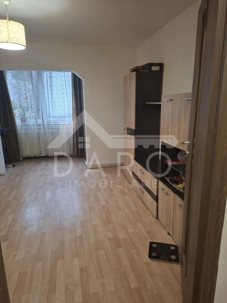 Vând apartament 3 camere - 🏡 Apartament 3 camere – Dâmbu Pietros | Parter | 95.000 €
Oportunitate ideală pentru familie sau investiție!
Îți propun spre vânzare un apartament cu 3 camere situat în cartierul Dâmbu Pietros, într-o zonă liniștită, cu acces rapid la toate facilitățile zilnice.
📍 Localizare excelentă:
Aproape de școli, grădinițe, magazine, transport în comun – tot ce ai nevoie la câțiva pași.
📐 Detalii proprietate:
• Suprafață utilă: 55 mp
• Etaj: Parter
• Compartimentare: semidecomandat
• Fiecare cameră are intrare separată – ideal pentru confort sau închiriere
🏠 Compartimentare:
• Living
• 2 dormitoare
• Bucătărie
• Baie
• Hol
🔧 Dotări:
• Centrală termică
• Geamuri termopan
• Ușă metalică
• Apartament îngrijit, gata de locuit
💡 Perfect atât pentru locuință personală, cât și pentru investiție (închiriere rapidă datorită compartimentării).
💰 Preț: 95.000 € (negociabil)
🤝 Proprietate promovată prin DARO Imobiliare
💰 Prin Kiwi Finance, beneficiezi de:
• Analiză GRATUITĂ a eligibilității
• Oferte de la peste 12 bănci
• Negocierea dobânzii în favoarea ta
• Suport complet până la semnare
📞 Pentru detalii și vizionare:
Coman Maria – 0749 535 729
