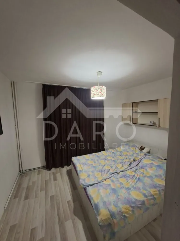 Vând apartament 3 camere - 🏡 Apartament 3 camere – Dâmbu Pietros | Parter | 95.000 €
Oportunitate ideală pentru familie sau investiție!
Îți propun spre vânzare un apartament cu 3 camere situat în cartierul Dâmbu Pietros, într-o zonă liniștită, cu acces rapid la toate facilitățile zilnice.
📍 Localizare excelentă:
Aproape de școli, grădinițe, magazine, transport în comun – tot ce ai nevoie la câțiva pași.
📐 Detalii proprietate:
• Suprafață utilă: 55 mp
• Etaj: Parter
• Compartimentare: semidecomandat
• Fiecare cameră are intrare separată – ideal pentru confort sau închiriere
🏠 Compartimentare:
• Living
• 2 dormitoare
• Bucătărie
• Baie
• Hol
🔧 Dotări:
• Centrală termică
• Geamuri termopan
• Ușă metalică
• Apartament îngrijit, gata de locuit
💡 Perfect atât pentru locuință personală, cât și pentru investiție (închiriere rapidă datorită compartimentării).
💰 Preț: 95.000 € (negociabil)
🤝 Proprietate promovată prin DARO Imobiliare
💰 Prin Kiwi Finance, beneficiezi de:
• Analiză GRATUITĂ a eligibilității
• Oferte de la peste 12 bănci
• Negocierea dobânzii în favoarea ta
• Suport complet până la semnare
📞 Pentru detalii și vizionare:
Coman Maria – 0749 535 729