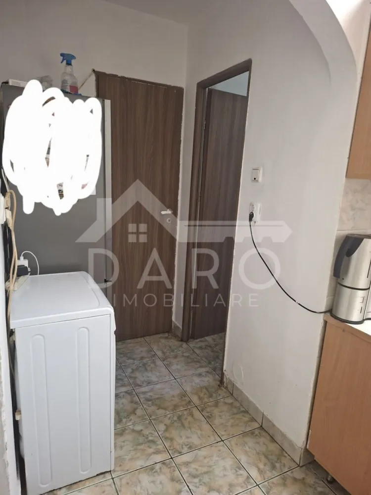 Vând apartament 3 camere - 🏡 Apartament 3 camere – Dâmbu Pietros | Parter | 95.000 €
Oportunitate ideală pentru familie sau investiție!
Îți propun spre vânzare un apartament cu 3 camere situat în cartierul Dâmbu Pietros, într-o zonă liniștită, cu acces rapid la toate facilitățile zilnice.
📍 Localizare excelentă:
Aproape de școli, grădinițe, magazine, transport în comun – tot ce ai nevoie la câțiva pași.
📐 Detalii proprietate:
• Suprafață utilă: 55 mp
• Etaj: Parter
• Compartimentare: semidecomandat
• Fiecare cameră are intrare separată – ideal pentru confort sau închiriere
🏠 Compartimentare:
• Living
• 2 dormitoare
• Bucătărie
• Baie
• Hol
🔧 Dotări:
• Centrală termică
• Geamuri termopan
• Ușă metalică
• Apartament îngrijit, gata de locuit
💡 Perfect atât pentru locuință personală, cât și pentru investiție (închiriere rapidă datorită compartimentării).
💰 Preț: 95.000 € (negociabil)
🤝 Proprietate promovată prin DARO Imobiliare
💰 Prin Kiwi Finance, beneficiezi de:
• Analiză GRATUITĂ a eligibilității
• Oferte de la peste 12 bănci
• Negocierea dobânzii în favoarea ta
• Suport complet până la semnare
📞 Pentru detalii și vizionare:
Coman Maria – 0749 535 729
