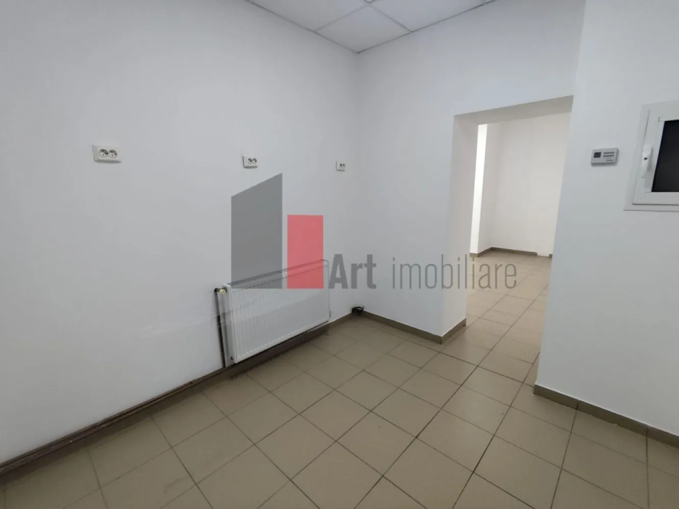 Spatiu comercial de inchiriat in zona Pantelimon - Spațiu comercial stradal – vizibilitate excelentă – trafic pietonal intens intens – Pantelimon, Sector 2

Agenția noastră oferă spre închiriere un spațiu comercial cu poziționare stradală foarte bună, situat în Pantelimon, Sector 2, într-o zonă cu trafic pietonal intens intens, ideal pentru dezvoltarea unei afaceri cu expunere maximă.

Cu o suprafață utilă de aproximativ 84 mp, spațiul este compartimentat inteligent: 1 zonă open space generoasă + 3 camere separate, oferind flexibilitate pentru multiple tipuri de activități – de la retail la servicii sau birouri.

Frontul stradal este un real avantaj: vitrină de aproximativ 4 metri liniari, perfectă pentru branding vizibil și atragerea clienților din trafic.

Un alt punct forte este reprezentat de cele 2 intrări/ieșiri, care permit organizarea eficientă a fluxului de clienți și aprovizionare – un detaliu esențial pentru business-uri active.

Spațiul este echipat cu centrală termică proprie, ceea ce înseamnă confort și control total asupra costurilor.

De ce merită acest spațiu:

Zonă cu trafic pietonal intens intens

Vizibilitate foarte bună, poziționare stradală

Vitrină ~4 ml – ideală pentru expunere

2 intrări/ieșiri – acces facil și logistică eficientă

Compartimentare versatilă: open space + 3 camere

1 grup sanitar

Centrală proprie

Utilități complete

Parcare la liber în zonă

Vad comercial format

Poziționarea este un mare plus: în imediata apropiere găsești supermarketuri, restaurante, cafenele, farmacii, clinici și bănci – ceea ce generează flux constant de clienți zilnic.

Spațiul este potrivit pentru:
magazin, showroom, salon de înfrumusețare, cabinet medical, birouri, firmă de servicii sau orice activitate care are nevoie de vizibilitate și acces facil.

Condiții de închiriere:

O chirie + O garantie

Se percepe comision

Raspundem si pe whats app*