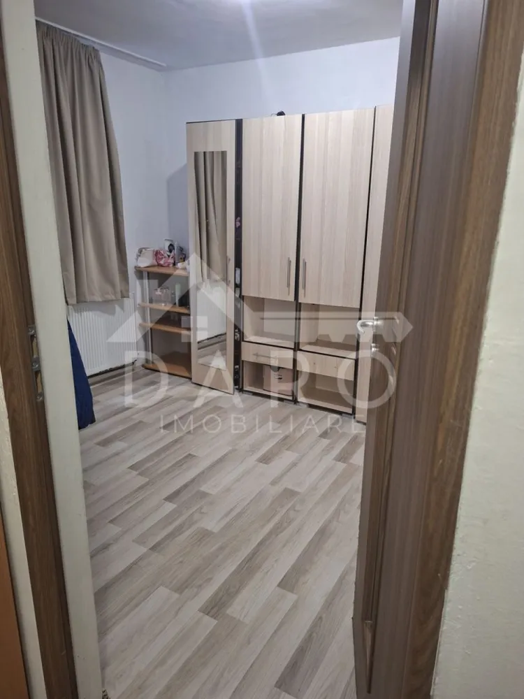Vând apartament 3 camere - 🏡 Apartament 3 camere – Dâmbu Pietros | Parter | 95.000 €
Oportunitate ideală pentru familie sau investiție!
Îți propun spre vânzare un apartament cu 3 camere situat în cartierul Dâmbu Pietros, într-o zonă liniștită, cu acces rapid la toate facilitățile zilnice.
📍 Localizare excelentă:
Aproape de școli, grădinițe, magazine, transport în comun – tot ce ai nevoie la câțiva pași.
📐 Detalii proprietate:
• Suprafață utilă: 55 mp
• Etaj: Parter
• Compartimentare: semidecomandat
• Fiecare cameră are intrare separată – ideal pentru confort sau închiriere
🏠 Compartimentare:
• Living
• 2 dormitoare
• Bucătărie
• Baie
• Hol
🔧 Dotări:
• Centrală termică
• Geamuri termopan
• Ușă metalică
• Apartament îngrijit, gata de locuit
💡 Perfect atât pentru locuință personală, cât și pentru investiție (închiriere rapidă datorită compartimentării).
💰 Preț: 95.000 € (negociabil)
🤝 Proprietate promovată prin DARO Imobiliare
💰 Prin Kiwi Finance, beneficiezi de:
• Analiză GRATUITĂ a eligibilității
• Oferte de la peste 12 bănci
• Negocierea dobânzii în favoarea ta
• Suport complet până la semnare
📞 Pentru detalii și vizionare:
Coman Maria – 0749 535 729