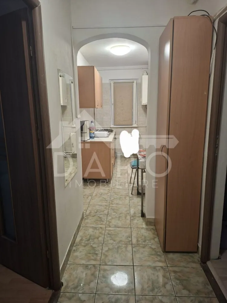 Vând apartament 3 camere - 🏡 Apartament 3 camere – Dâmbu Pietros | Parter | 95.000 €
Oportunitate ideală pentru familie sau investiție!
Îți propun spre vânzare un apartament cu 3 camere situat în cartierul Dâmbu Pietros, într-o zonă liniștită, cu acces rapid la toate facilitățile zilnice.
📍 Localizare excelentă:
Aproape de școli, grădinițe, magazine, transport în comun – tot ce ai nevoie la câțiva pași.
📐 Detalii proprietate:
• Suprafață utilă: 55 mp
• Etaj: Parter
• Compartimentare: semidecomandat
• Fiecare cameră are intrare separată – ideal pentru confort sau închiriere
🏠 Compartimentare:
• Living
• 2 dormitoare
• Bucătărie
• Baie
• Hol
🔧 Dotări:
• Centrală termică
• Geamuri termopan
• Ușă metalică
• Apartament îngrijit, gata de locuit
💡 Perfect atât pentru locuință personală, cât și pentru investiție (închiriere rapidă datorită compartimentării).
💰 Preț: 95.000 € (negociabil)
🤝 Proprietate promovată prin DARO Imobiliare
💰 Prin Kiwi Finance, beneficiezi de:
• Analiză GRATUITĂ a eligibilității
• Oferte de la peste 12 bănci
• Negocierea dobânzii în favoarea ta
• Suport complet până la semnare
📞 Pentru detalii și vizionare:
Coman Maria – 0749 535 729