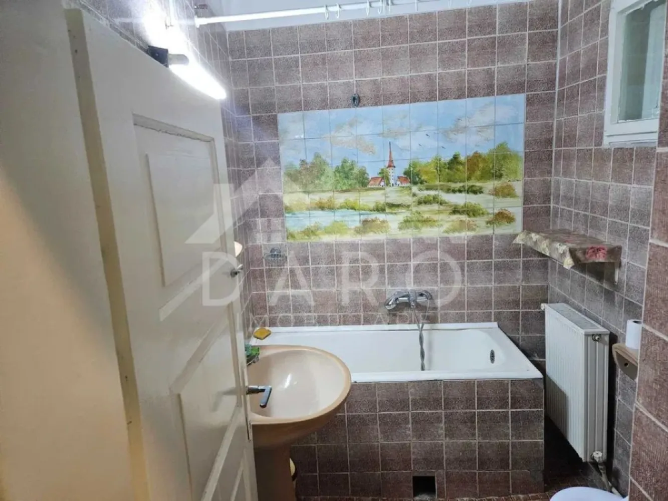 Dau în chirie apartament cu o cameră zona cetății(central) - 🏡 Garsonieră de închiriat – Zona Cetății | Parter | 300 €
Cauți ceva accesibil, bine poziționat și gata de mutat?
Această garsonieră este ideală pentru o persoană sau un cuplu care vrea să locuiască aproape de centrul orașului.
📍 Localizare excelentă – zona Cetății (central):
La câteva minute de mers pe jos de toate punctele de interes – magazine, transport, zone de relaxare.
📐 Detalii proprietate:
• Suprafață: 30 mp
• Compartimentare: decomandat
• Etaj: Parter
• Posibilitate de parcare în curte 🚗
🏠 Compartimentare:
• Cameră spațioasă
• Bucătărie separată
• Baie
• Hol
🔧 Dotări:
• Complet mobilat și utilat
• Mașină de spălat
• Bucătărie funcțională
• Încălzire proprie
💡 Ideal pentru chirie pe termen lung, zonă liniștită și sigură.
💰 Preț: 300 €/lună
📞 Pentru detalii și vizionare:
Coman Maria – 0749 535 729