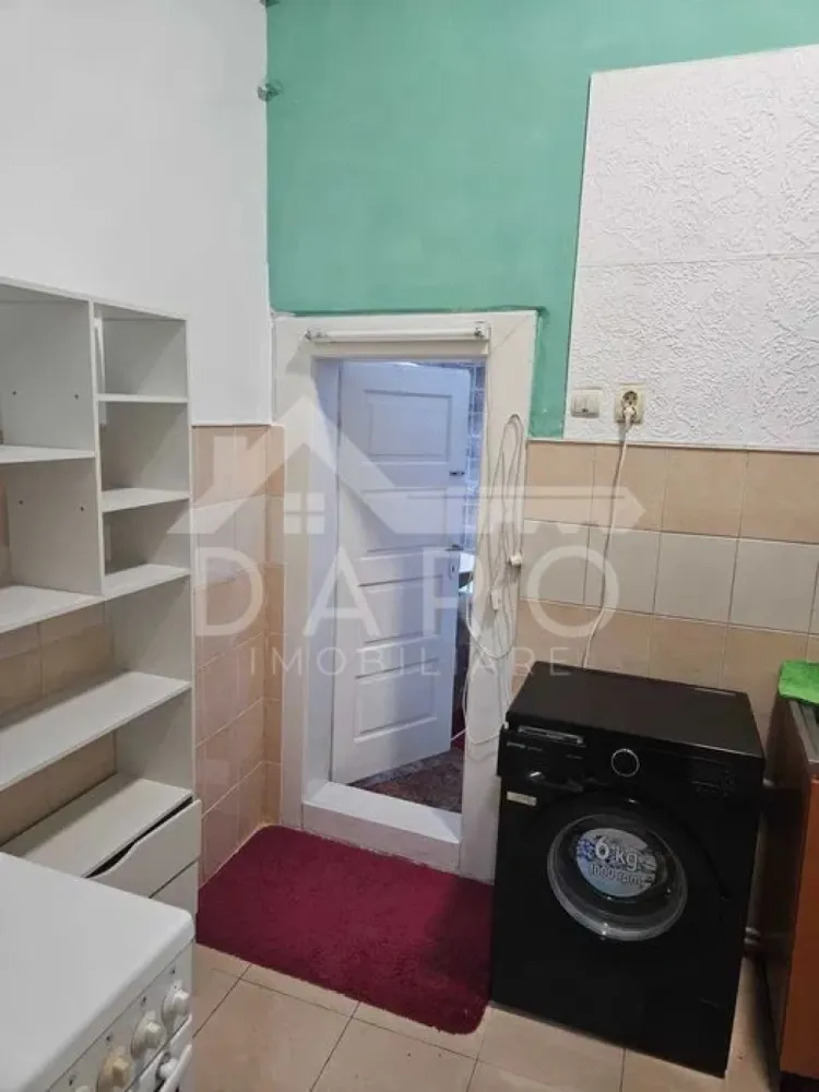 Dau în chirie apartament cu o cameră zona cetății(central) - 🏡 Garsonieră de închiriat – Zona Cetății | Parter | 300 €
Cauți ceva accesibil, bine poziționat și gata de mutat?
Această garsonieră este ideală pentru o persoană sau un cuplu care vrea să locuiască aproape de centrul orașului.
📍 Localizare excelentă – zona Cetății (central):
La câteva minute de mers pe jos de toate punctele de interes – magazine, transport, zone de relaxare.
📐 Detalii proprietate:
• Suprafață: 30 mp
• Compartimentare: decomandat
• Etaj: Parter
• Posibilitate de parcare în curte 🚗
🏠 Compartimentare:
• Cameră spațioasă
• Bucătărie separată
• Baie
• Hol
🔧 Dotări:
• Complet mobilat și utilat
• Mașină de spălat
• Bucătărie funcțională
• Încălzire proprie
💡 Ideal pentru chirie pe termen lung, zonă liniștită și sigură.
💰 Preț: 300 €/lună
📞 Pentru detalii și vizionare:
Coman Maria – 0749 535 729