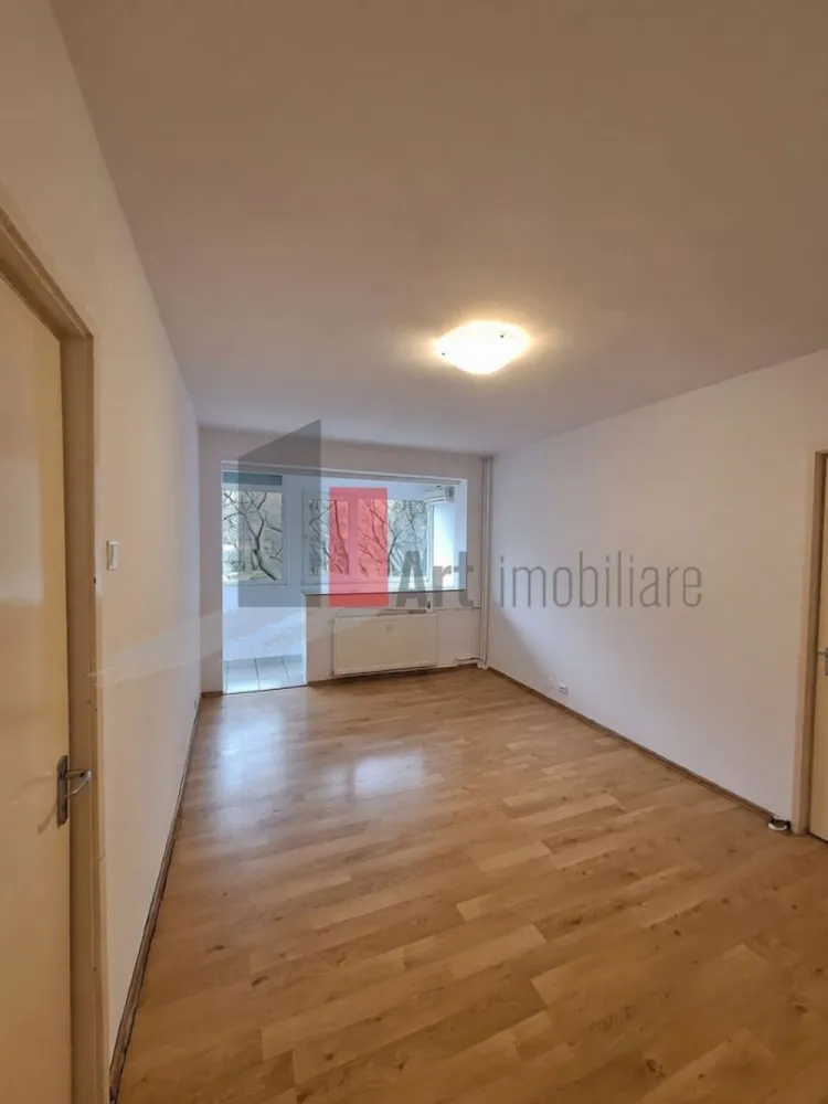 0%Comision Apartament 2 camere de vanzare. Dristor/Park Lake/Liviu Rebreanu - | Vânzare Apartament 2 camere – Zona Dristor | Bloc Reabilitat | Parter | Parțial Mobilat

Se oferă spre vânzare un apartament cu 2 camere situat în zona Dristor, una dintre cele mai accesibile și căutate locații din sectorul 3, recunoscută pentru infrastructura completă și proximitatea față de multiple facilități urbane. Locuința se află la parterul unui imobil cu 10 niveluri, reprezentând o opțiune versatilă atât pentru rezidență personală, cât și pentru investiție, beneficiind de un acces facil și rapid.

Proprietatea se vinde parțial mobilată și utilată, oferind viitorului proprietar o bază funcțională, dar și libertatea de a personaliza spațiul conform propriilor nevoi. Apartamentul beneficiază de avantajul unui bloc reabilitat termic, asigurând un confort sporit și o eficiență energetică optimă pe tot parcursul anului, indiferent de sezon.

Detalii spațiu:

Suprafață totală de 51 mp ce include un balcon tip logie de 5 mp

Situat la parterul unui imobil solid cu 10 niveluri

Compartimentare semidecomandată ce permite o organizare practică a locuinței

Locuință parțial mobilată și utilată, gata pentru a fi adaptată după gustul cumpărătorului

Bloc reabilitat termic ce garantează costuri reduse de întreținere și protecție termică

Utilități și facilități:

Sistem de încălzire prin rețeaua de termoficare a orașului

Sistem de aer condiționat instalat pentru controlul temperaturii în sezonul cald

Toate utilitățile disponibile respectiv apă, gaz, curent și canalizare

Balcon tip logie de 5 mp ce oferă un spațiu suplimentar de relaxare sau depozitare

Dotări de bază incluse ce permit o tranziție mai ușoară către noul cămin

Avantaje:

Localizare excelentă în cartierul Dristor, aproape de metrou și transportul în comun

Eficiență termică ridicată datorită lucrărilor recente de reabilitare a fațadei

Poziționarea la parter elimină dependența de lift și oferă accesibilitate crescută

Proximitate față de piețe, centre comerciale, parcuri și unități de învățământ

Suprafață echilibrată (51 mp) cu un balcon logie generos, ideal pentru zona urbană

Condiții de vânzare:

Preț negociabil

Toate actele sunt pregătite pentru facilitarea procesului de vânzare-cumpărare

Disponibilitate pentru vizionări cu programare prealabilă

Pentru mai multe detalii sau pentru programarea unei vizionări în zona Dristor, vă stăm la dispoziție.