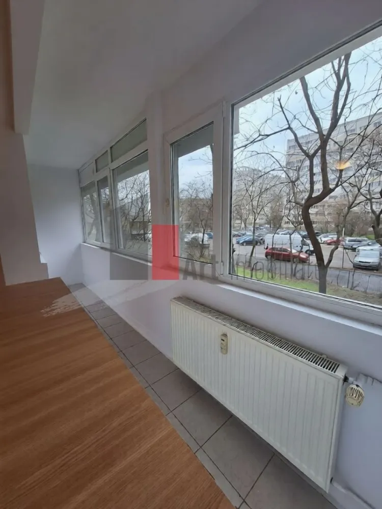 0%Comision Apartament 2 camere de vanzare. Dristor/Park Lake/Liviu Rebreanu - | Vânzare Apartament 2 camere – Zona Dristor | Bloc Reabilitat | Parter | Parțial Mobilat

Se oferă spre vânzare un apartament cu 2 camere situat în zona Dristor, una dintre cele mai accesibile și căutate locații din sectorul 3, recunoscută pentru infrastructura completă și proximitatea față de multiple facilități urbane. Locuința se află la parterul unui imobil cu 10 niveluri, reprezentând o opțiune versatilă atât pentru rezidență personală, cât și pentru investiție, beneficiind de un acces facil și rapid.

Proprietatea se vinde parțial mobilată și utilată, oferind viitorului proprietar o bază funcțională, dar și libertatea de a personaliza spațiul conform propriilor nevoi. Apartamentul beneficiază de avantajul unui bloc reabilitat termic, asigurând un confort sporit și o eficiență energetică optimă pe tot parcursul anului, indiferent de sezon.

Detalii spațiu:

Suprafață totală de 51 mp ce include un balcon tip logie de 5 mp

Situat la parterul unui imobil solid cu 10 niveluri

Compartimentare semidecomandată ce permite o organizare practică a locuinței

Locuință parțial mobilată și utilată, gata pentru a fi adaptată după gustul cumpărătorului

Bloc reabilitat termic ce garantează costuri reduse de întreținere și protecție termică

Utilități și facilități:

Sistem de încălzire prin rețeaua de termoficare a orașului

Sistem de aer condiționat instalat pentru controlul temperaturii în sezonul cald

Toate utilitățile disponibile respectiv apă, gaz, curent și canalizare

Balcon tip logie de 5 mp ce oferă un spațiu suplimentar de relaxare sau depozitare

Dotări de bază incluse ce permit o tranziție mai ușoară către noul cămin

Avantaje:

Localizare excelentă în cartierul Dristor, aproape de metrou și transportul în comun

Eficiență termică ridicată datorită lucrărilor recente de reabilitare a fațadei

Poziționarea la parter elimină dependența de lift și oferă accesibilitate crescută

Proximitate față de piețe, centre comerciale, parcuri și unități de învățământ

Suprafață echilibrată (51 mp) cu un balcon logie generos, ideal pentru zona urbană

Condiții de vânzare:

Preț negociabil

Toate actele sunt pregătite pentru facilitarea procesului de vânzare-cumpărare

Disponibilitate pentru vizionări cu programare prealabilă

Pentru mai multe detalii sau pentru programarea unei vizionări în zona Dristor, vă stăm la dispoziție.