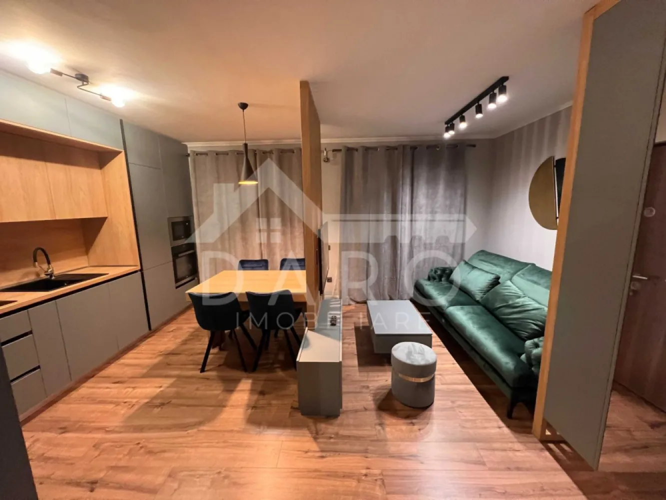 Dau in chirie 2 camere - lux - loc de parcare inclus - 🏡 Apartament 2 camere LUX | Parter | Imobil nou | Parcare inclusă | Aproape de centru – Kiwi Finance
✨ Descriere:
Vă propunem spre închiriere un apartament cu 2 camere, amenajat modern, cu finisaje premium și design actual, situat într-un imobil nou, într-o zonă liniștită și aproape de centrul orașului Târgu Mureș.
Apartamentul impresionează prin spațiul bine organizat și mobilierul realizat la comandă, oferind confort și funcționalitate la cele mai înalte standarde.
Zona de living este elegant separată de bucătărie prin elemente decorative din lemn, creând un ambient modern și primitor.
🏠 Compartimentare:
• Living spațios cu zonă de relaxare
• Bucătărie open-space complet utilată
• Dormitor modern, luminos
• Baie premium, finisată cu materiale de calitate superioară
• Hol
🔧 Dotări și finisaje:
• Mobilier realizat la comandă
• Electrocasnice complete: frigider, mașină de spălat vase, cuptor, plită, hotă
• Aer condiționat
• Finisaje moderne (parchet, gresie, faianță premium)
• Iluminat ambiental modern
• Spații de depozitare eficiente
🚗 Avantaje:
• Loc de parcare inclus
• Imobil nou, cu poartă automată și supraveghere video
• Zonă liniștită, aproape de centru
• Ideal pentru cuplu sau persoană care caută confort premium
📅 Disponibilitate:
Se poate închiria începând cu 01.04.2026 (posibil și mai devreme)
💰 Preț: 550 €/lună
📞 Pentru detalii și vizionări:
Coman Maria – 0749 535 729
Consultanță financiară gratuită prin Kiwi Finance