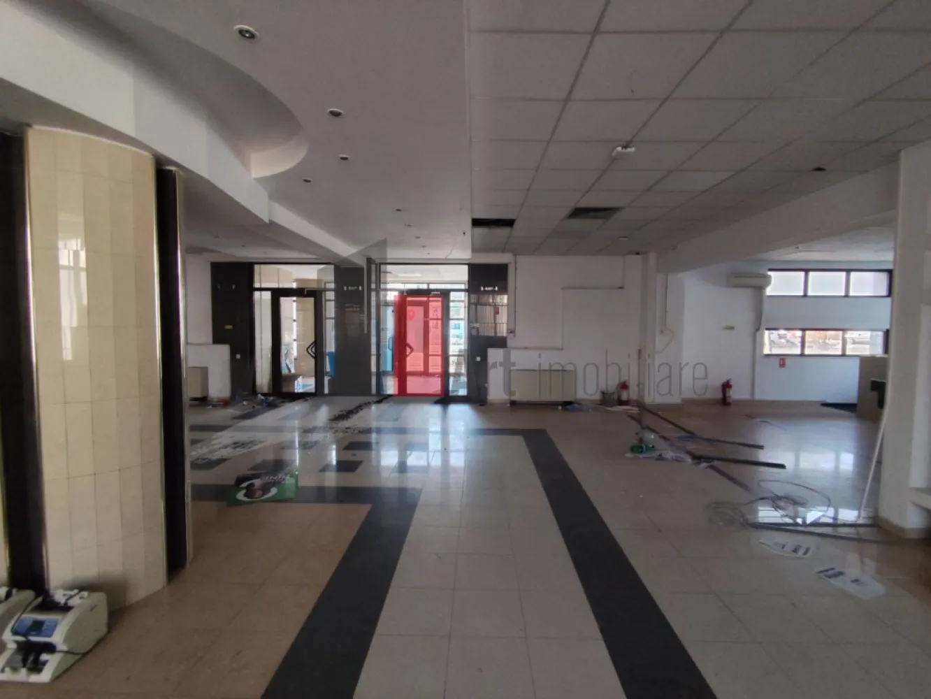 Comision 0% Spatiu comercial de inchiriat in Bucurestii Noi - Oportunitate Rara - Clădire emblematică în Bucureștii Noi – spațiu comercial de mari dimensiuni, disponibil pentru închiriere - Fara Comision / 0

Proprietate rar disponibilă pe piață, situată într-una dintre cele mai recunoscute clădiri din Bucureștii Noi, poziționată strategic într-un punct cu trafic pietonal și rutier ridicat. Imobilul reprezintă un reper al cartierului, fiind cunoscut de locuitori de peste 15 ani datorită funcționării sale continue ca sediu bancar. Vizibilitatea, notorietatea și poziționarea conferă spațiului o valoare comercială superioară, greu de găsit în zona de Nord-Vest a Capitalei.

Caracteristici generale ale proprietății

Clădirea este amplasată pe un teren de 1.292 mp, având o amprentă la sol de 473 mp și o suprafață desfășurată totală de 1.249 mp.
Construcția este dezvoltată pe trei niveluri – subsol, parter și etaj – toate utile, funcționale și compartimentate pentru activități diverse.

Datorită configurației, imobilul poate acomoda cu succes:
supermarket, clinici medicale, hub de birouri, showroom, unitate bancară, restaurant, sediu corporate, centru educațional, laborator, spațiu logistic ușor sau mix funcțional.

Detalierea suprafețelor și compartimentărilor
SUBSOL – 295 mp

Conceput pentru activități ce necesită securitate, depozitare sau subdivizări multiple. Include:

10 camere utilizabile individual;

spații tehnice și anexe funcționale;

coridoare generoase de circulație;

cameră tezaur construită la standarde bancare;

spațiu dedicat casetelor de valori, configurat pentru activități cu cerințe speciale de securitate.

Ideal pentru: arhivă, depozit logistic, laborator, zona tehnică, camere server, spații auxiliare.

PARTER – 368 mp

Nivel cu potențial comercial maxim, datorită vizibilității și accesului direct din bulevard. Cuprinde:

9 camere și încăperi ce pot fi adaptate în funcție de activitate;

zone de acces și fluxuri bine definite;

grupuri sanitare;

garaj integrat cu acces direct;

casa scării poziționată eficient, facilitând circulația între niveluri.

Parterul este potrivit pentru orice funcțiune cu contact direct cu publicul, având flux pietonal constant și posibilitate de vitrină extinsă.

ETAJ – 263 mp

Zona ideală pentru operaționale, birouri sau servicii. Structurat în:

7 camere spațioase;

încăperi anexe;

grupuri sanitare;

holuri ample, ce permit reorganizarea circulației interioare.

Poate fi transformat ușor într-o zonă administrativă, birouri pentru echipe, cabinete sau spații de lucru open-space.

Teren, acces și facilități exterioare

Parcare proprie, poziționată lateral, cu acces facil din bulevard.

În partea din spate a proprietății se află o suprafață generoasă ce poate fi amenajată în funcție de necesități:

extindere parcare,

zonă de încărcare/descărcare,

terasă pentru restaurant sau cafenea,

spațiu tehnic sau zonă verde.

Lotul permite extindere funcțională și personalizare în funcție de interesele chiriașului.

Nu se percepe comision
