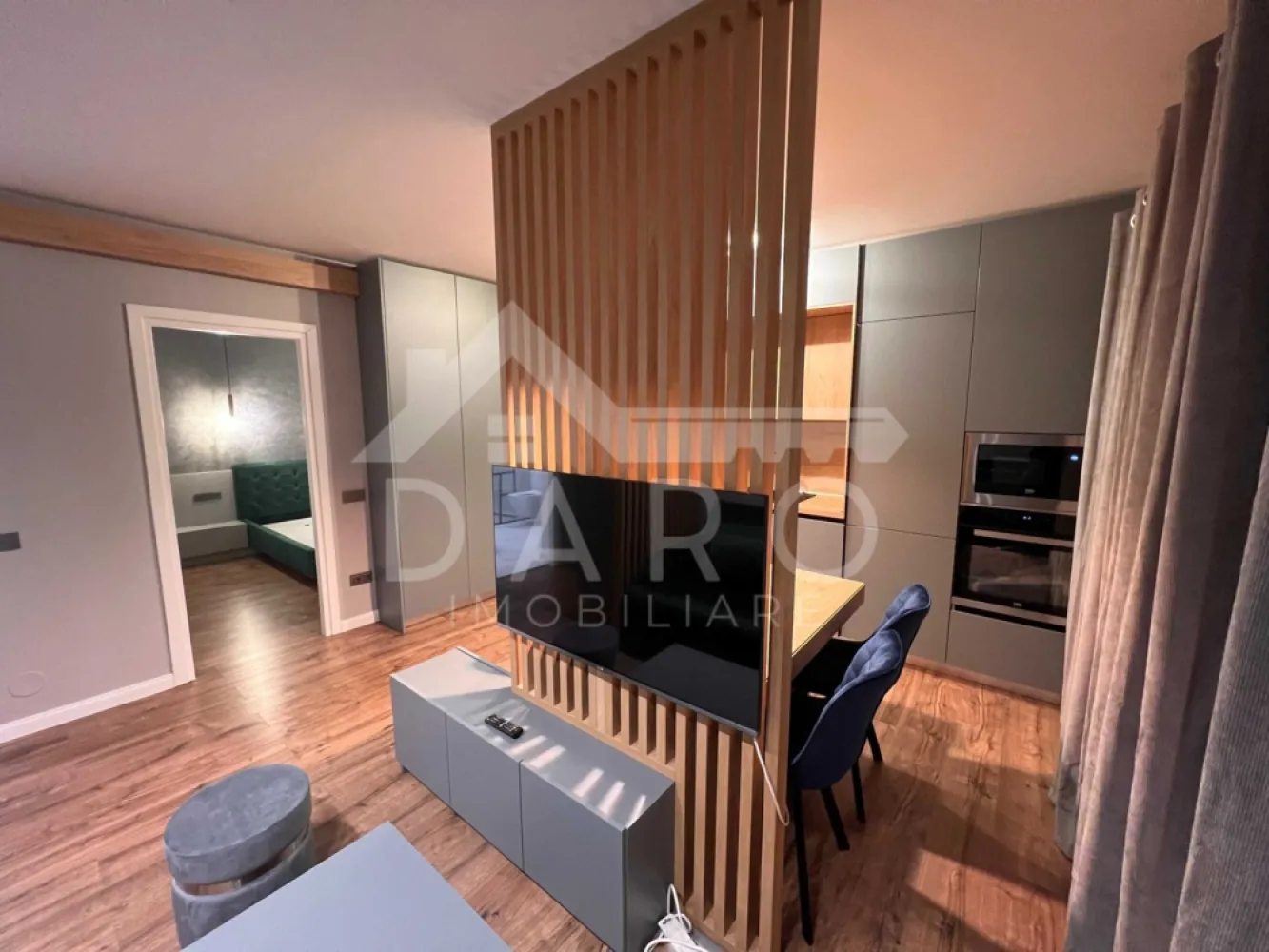 Dau in chirie 2 camere - lux - loc de parcare inclus - 🏡 Apartament 2 camere LUX | Parter | Imobil nou | Parcare inclusă | Aproape de centru – Kiwi Finance
✨ Descriere:
Vă propunem spre închiriere un apartament cu 2 camere, amenajat modern, cu finisaje premium și design actual, situat într-un imobil nou, într-o zonă liniștită și aproape de centrul orașului Târgu Mureș.
Apartamentul impresionează prin spațiul bine organizat și mobilierul realizat la comandă, oferind confort și funcționalitate la cele mai înalte standarde.
Zona de living este elegant separată de bucătărie prin elemente decorative din lemn, creând un ambient modern și primitor.
🏠 Compartimentare:
• Living spațios cu zonă de relaxare
• Bucătărie open-space complet utilată
• Dormitor modern, luminos
• Baie premium, finisată cu materiale de calitate superioară
• Hol
🔧 Dotări și finisaje:
• Mobilier realizat la comandă
• Electrocasnice complete: frigider, mașină de spălat vase, cuptor, plită, hotă
• Aer condiționat
• Finisaje moderne (parchet, gresie, faianță premium)
• Iluminat ambiental modern
• Spații de depozitare eficiente
🚗 Avantaje:
• Loc de parcare inclus
• Imobil nou, cu poartă automată și supraveghere video
• Zonă liniștită, aproape de centru
• Ideal pentru cuplu sau persoană care caută confort premium
📅 Disponibilitate:
Se poate închiria începând cu 01.04.2026 (posibil și mai devreme)
💰 Preț: 550 €/lună
📞 Pentru detalii și vizionări:
Coman Maria – 0749 535 729
Consultanță financiară gratuită prin Kiwi Finance
