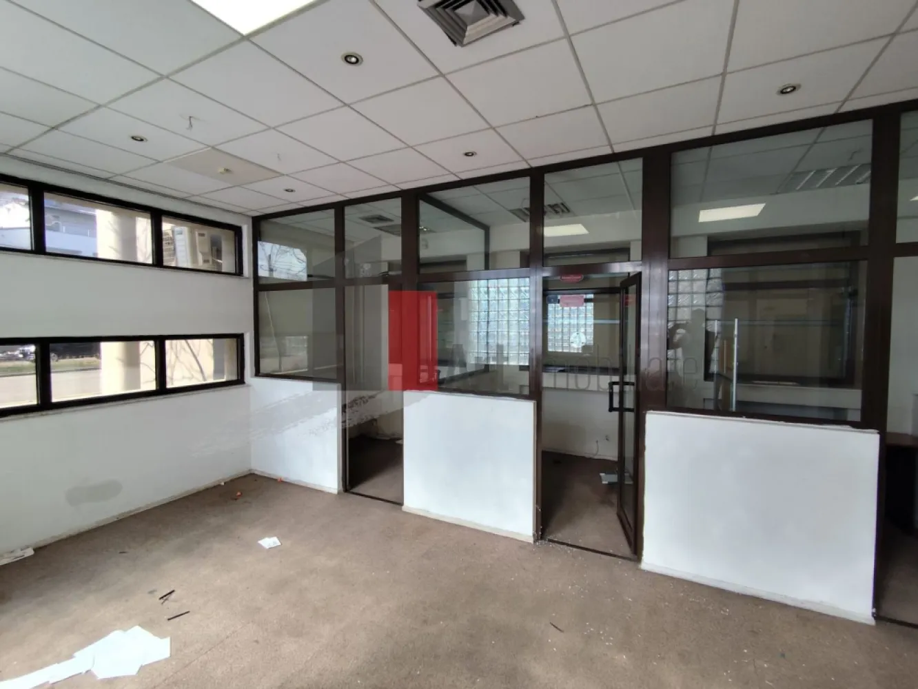 Comision 0% Spatiu comercial de inchiriat in Bucurestii Noi - Oportunitate Rara - Clădire emblematică în Bucureștii Noi – spațiu comercial de mari dimensiuni, disponibil pentru închiriere - Fara Comision / 0

Proprietate rar disponibilă pe piață, situată într-una dintre cele mai recunoscute clădiri din Bucureștii Noi, poziționată strategic într-un punct cu trafic pietonal și rutier ridicat. Imobilul reprezintă un reper al cartierului, fiind cunoscut de locuitori de peste 15 ani datorită funcționării sale continue ca sediu bancar. Vizibilitatea, notorietatea și poziționarea conferă spațiului o valoare comercială superioară, greu de găsit în zona de Nord-Vest a Capitalei.

Caracteristici generale ale proprietății

Clădirea este amplasată pe un teren de 1.292 mp, având o amprentă la sol de 473 mp și o suprafață desfășurată totală de 1.249 mp.
Construcția este dezvoltată pe trei niveluri – subsol, parter și etaj – toate utile, funcționale și compartimentate pentru activități diverse.

Datorită configurației, imobilul poate acomoda cu succes:
supermarket, clinici medicale, hub de birouri, showroom, unitate bancară, restaurant, sediu corporate, centru educațional, laborator, spațiu logistic ușor sau mix funcțional.

Detalierea suprafețelor și compartimentărilor
SUBSOL – 295 mp

Conceput pentru activități ce necesită securitate, depozitare sau subdivizări multiple. Include:

10 camere utilizabile individual;

spații tehnice și anexe funcționale;

coridoare generoase de circulație;

cameră tezaur construită la standarde bancare;

spațiu dedicat casetelor de valori, configurat pentru activități cu cerințe speciale de securitate.

Ideal pentru: arhivă, depozit logistic, laborator, zona tehnică, camere server, spații auxiliare.

PARTER – 368 mp

Nivel cu potențial comercial maxim, datorită vizibilității și accesului direct din bulevard. Cuprinde:

9 camere și încăperi ce pot fi adaptate în funcție de activitate;

zone de acces și fluxuri bine definite;

grupuri sanitare;

garaj integrat cu acces direct;

casa scării poziționată eficient, facilitând circulația între niveluri.

Parterul este potrivit pentru orice funcțiune cu contact direct cu publicul, având flux pietonal constant și posibilitate de vitrină extinsă.

ETAJ – 263 mp

Zona ideală pentru operaționale, birouri sau servicii. Structurat în:

7 camere spațioase;

încăperi anexe;

grupuri sanitare;

holuri ample, ce permit reorganizarea circulației interioare.

Poate fi transformat ușor într-o zonă administrativă, birouri pentru echipe, cabinete sau spații de lucru open-space.

Teren, acces și facilități exterioare

Parcare proprie, poziționată lateral, cu acces facil din bulevard.

În partea din spate a proprietății se află o suprafață generoasă ce poate fi amenajată în funcție de necesități:

extindere parcare,

zonă de încărcare/descărcare,

terasă pentru restaurant sau cafenea,

spațiu tehnic sau zonă verde.

Lotul permite extindere funcțională și personalizare în funcție de interesele chiriașului.

Nu se percepe comision